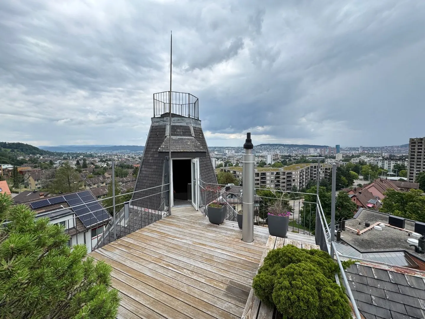 Einmalige Gelegenheit - Lichtdurchflutete Wohnung mit privater Dachterrasse über Zürich - Foto 1 von 13