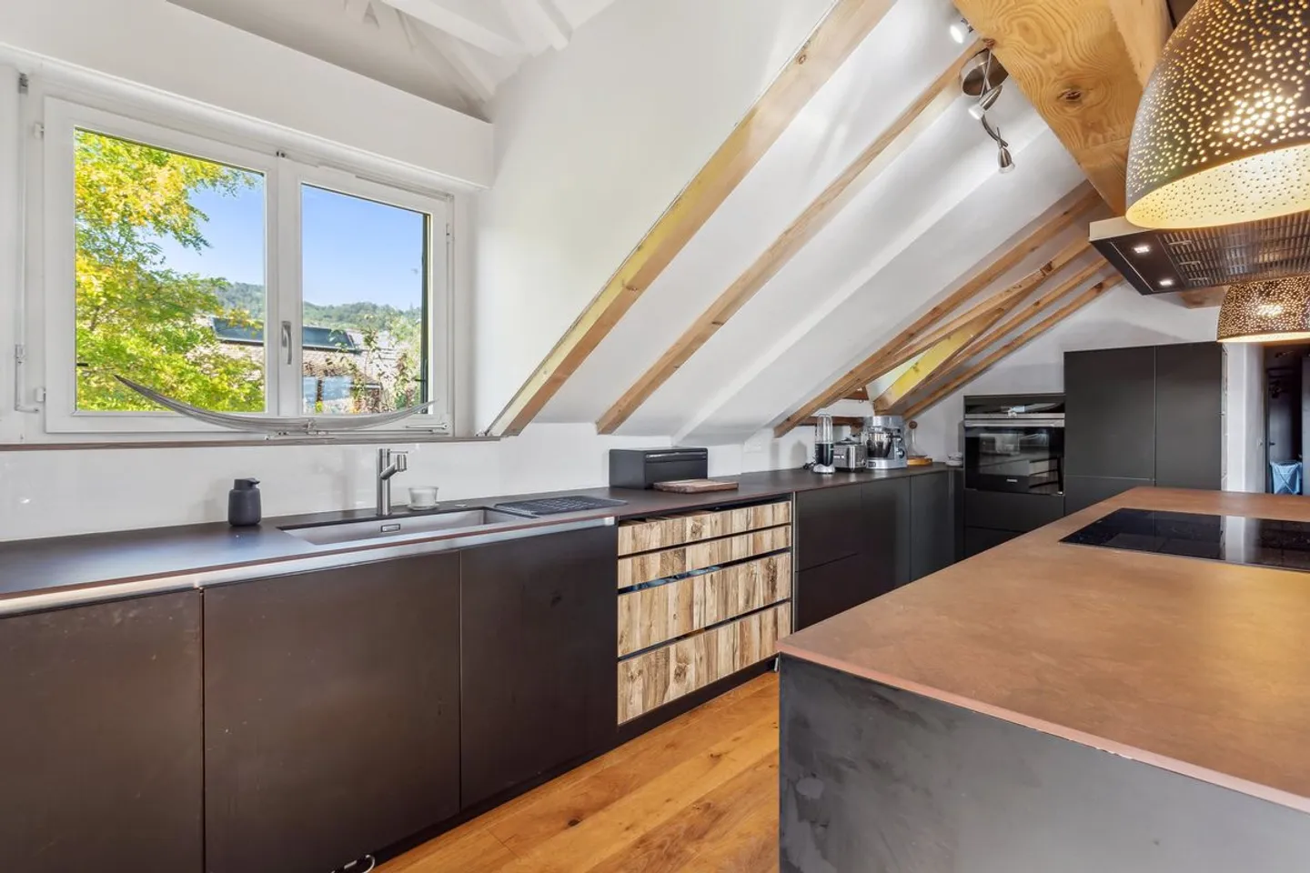 Attico in stile loft di 4.5 stanze in una zona tranquilla a Mont-Sur-Rolle - Foto 3 di 10