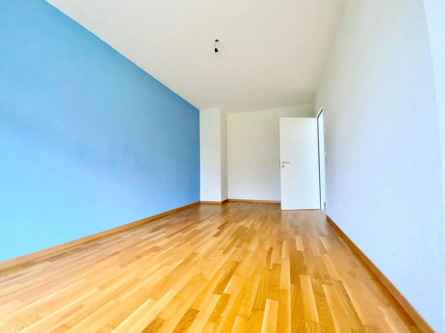 Bright 4 ½ of 110m2 with parking space! - Photo 4 of 11