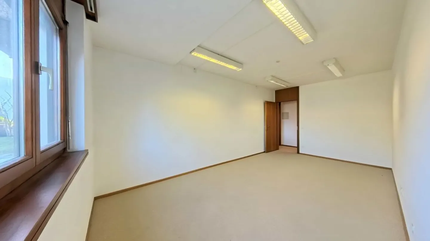 Exclusive office facing the lake with large divisible area - Photo 8 of 12