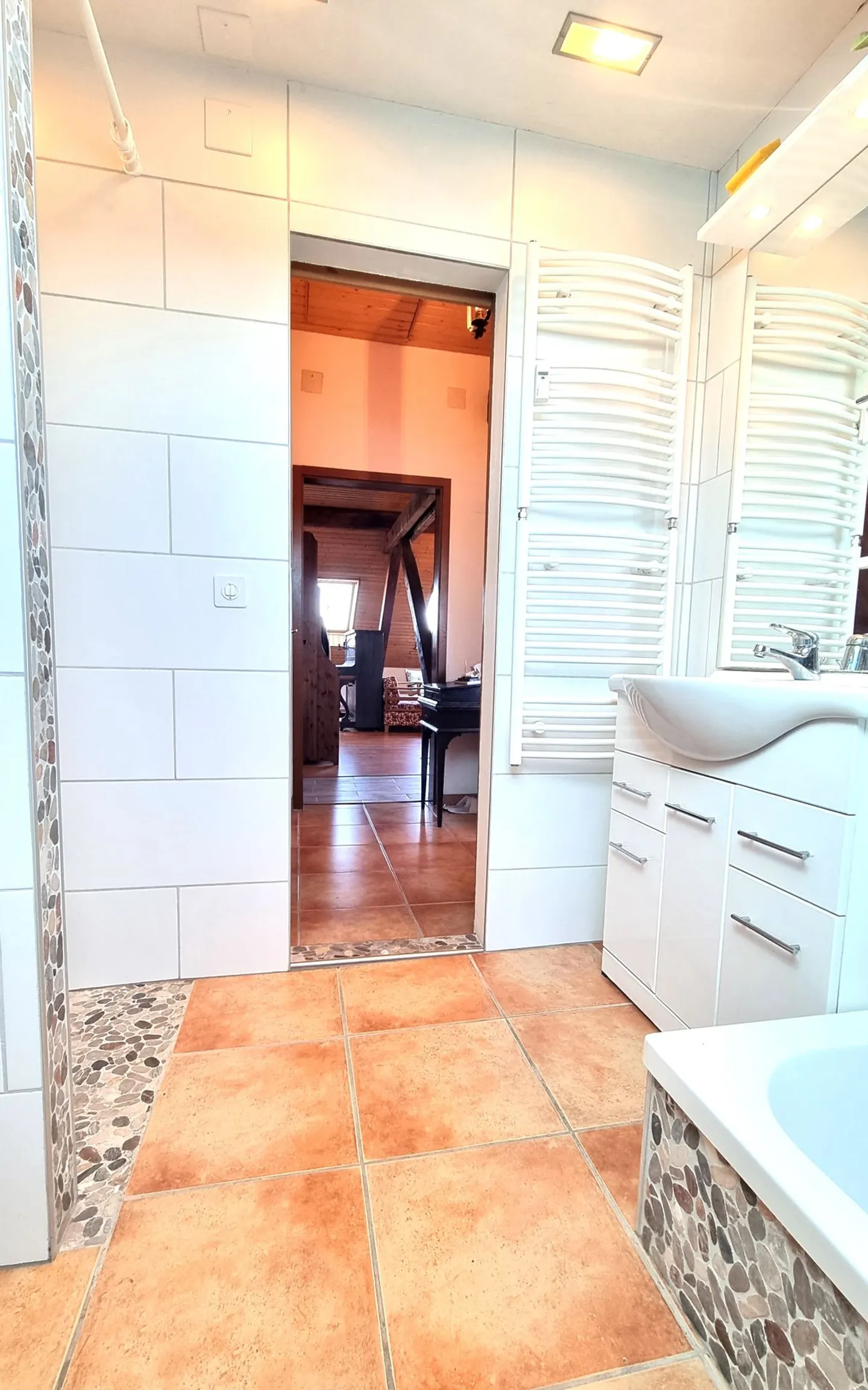 Appartement sous les combles lumineux avec poutres apparentes - Photo 13 sur 13