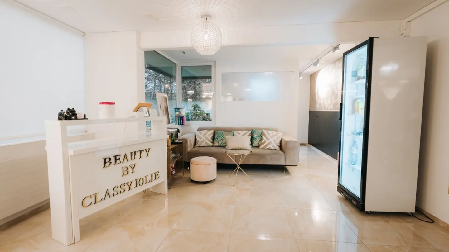 EXQUISITE BEAUTY SALON WITH DIVERSE OFFERS - Photo 2 of 8
