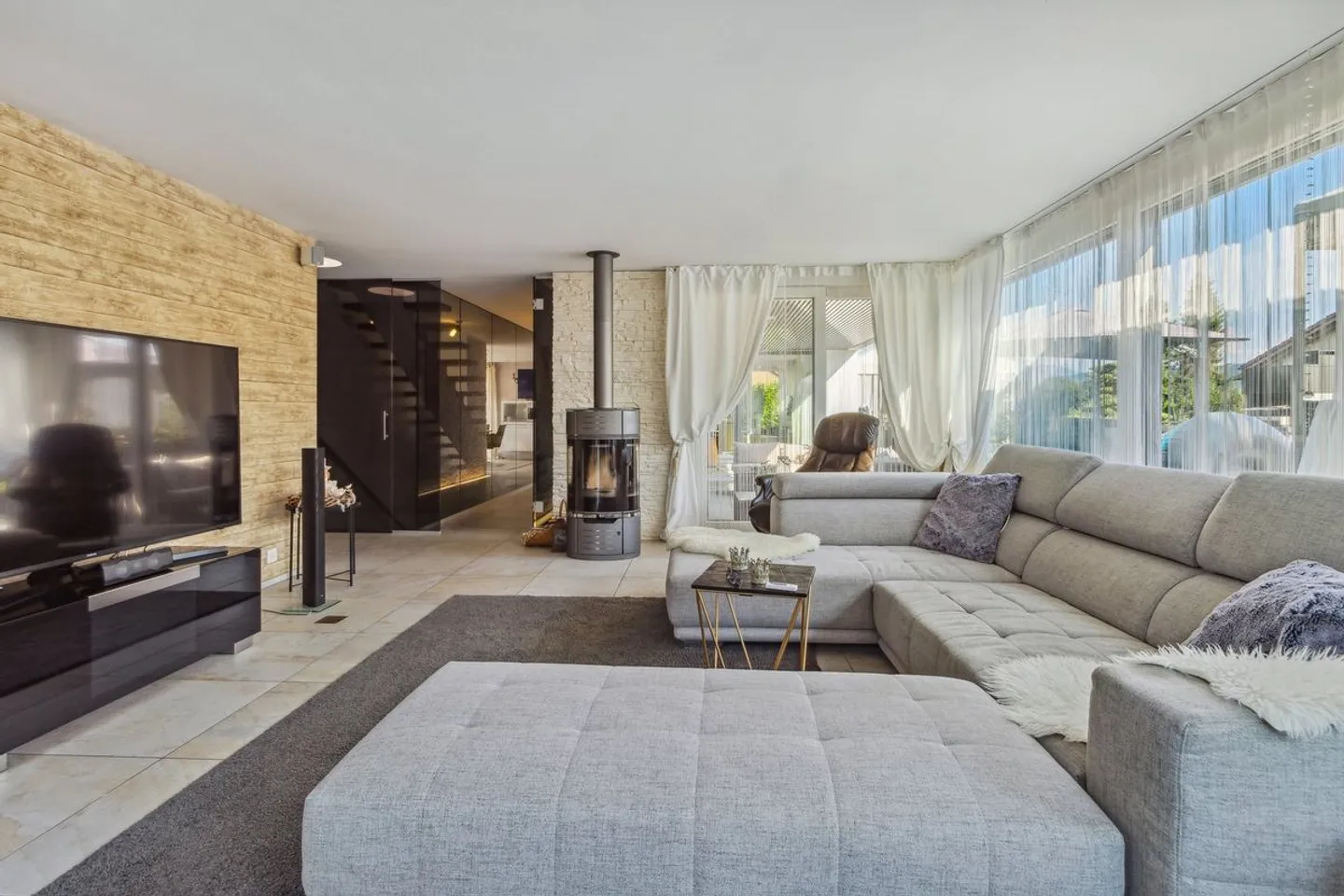 Dream Villa with Swimming Pool and Generous Living Space - Photo 3 of 11