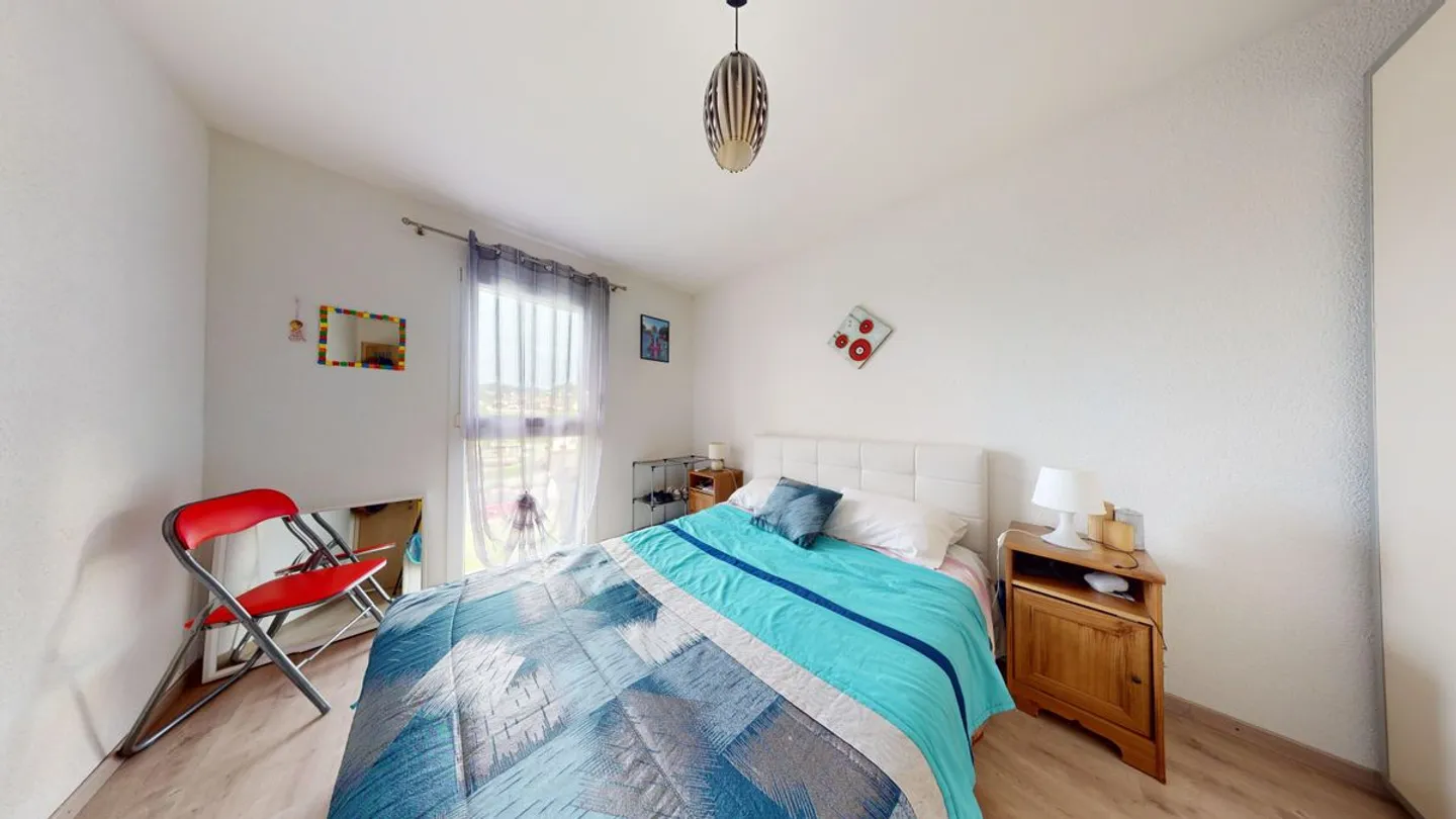 Angrenzende Villa mit Terrasse, Garten und Parkplätzen! - Foto 7 von 12