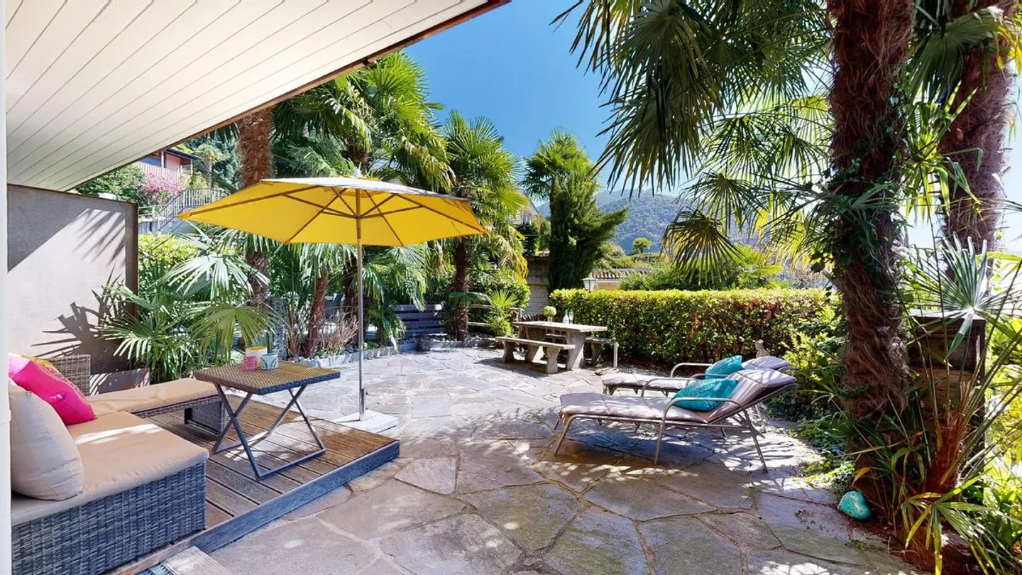 Piscina, vista lago, palme, sole, una fresca brezza nelle giornate più calde: cosa si può desiderare di più? - Foto 2 di 7