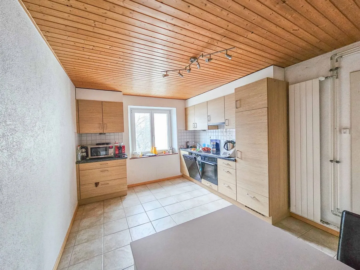 Casa con 2 appartamenti e un grande laboratorio che offre un magnifico potenziale su un terreno di oltre 1000 m2 - Foto 2 di 4