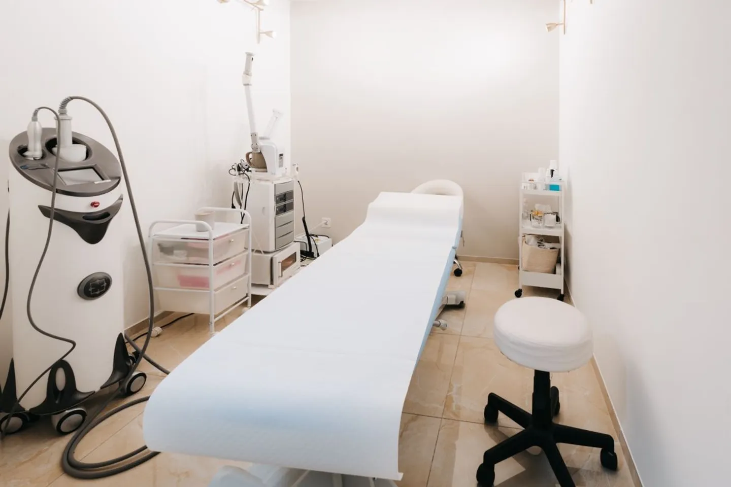EXQUISITE BEAUTY SALON WITH DIVERSE OFFERS - Photo 6 of 8
