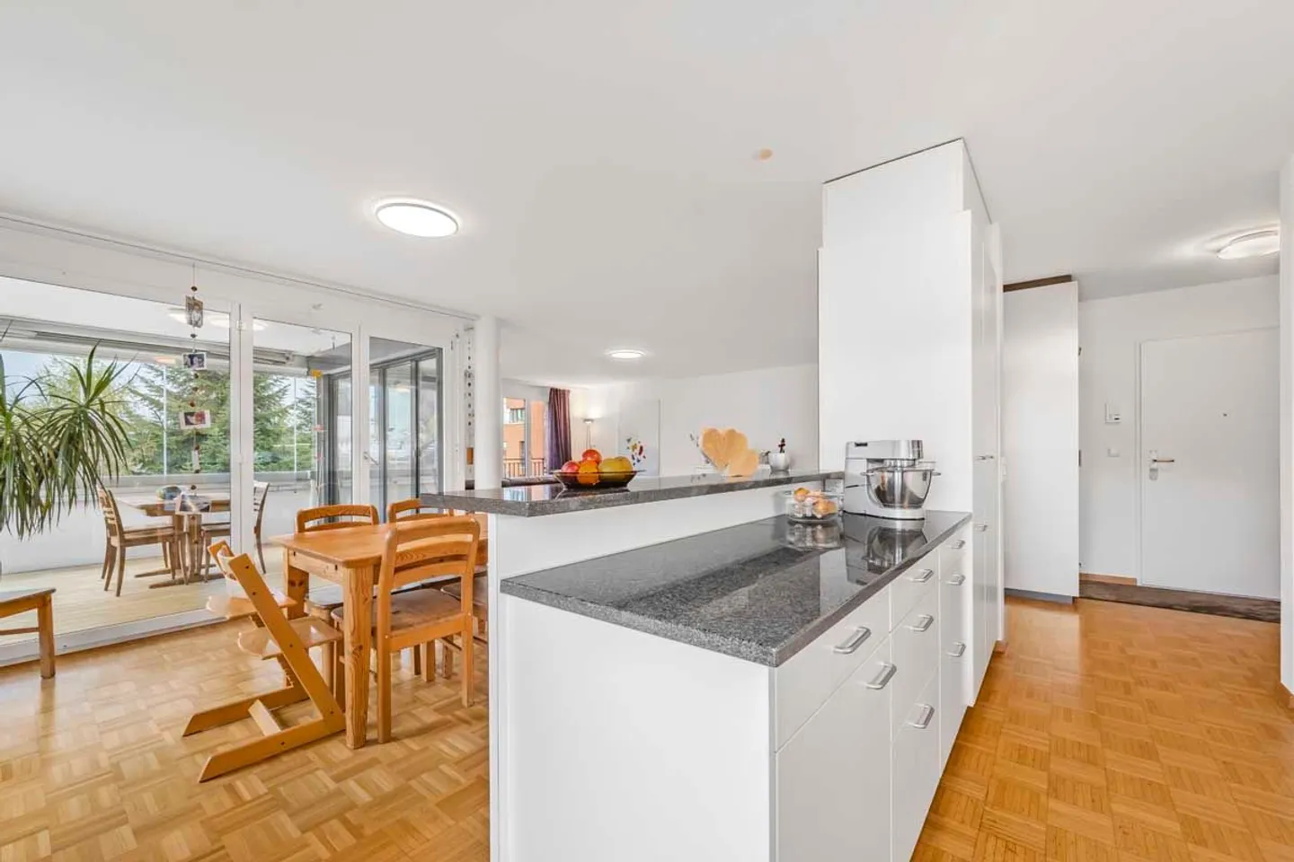 Exquisite Apartment in a Sunny and Quiet Location with a View - Photo 4 of 13