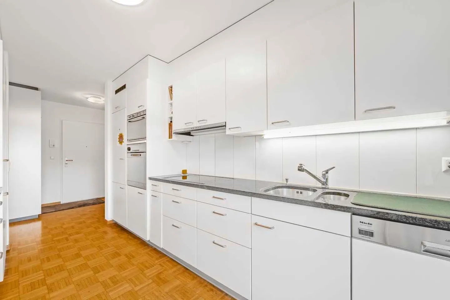 Exquisite Apartment in a Sunny and Quiet Location with a View - Photo 5 of 13
