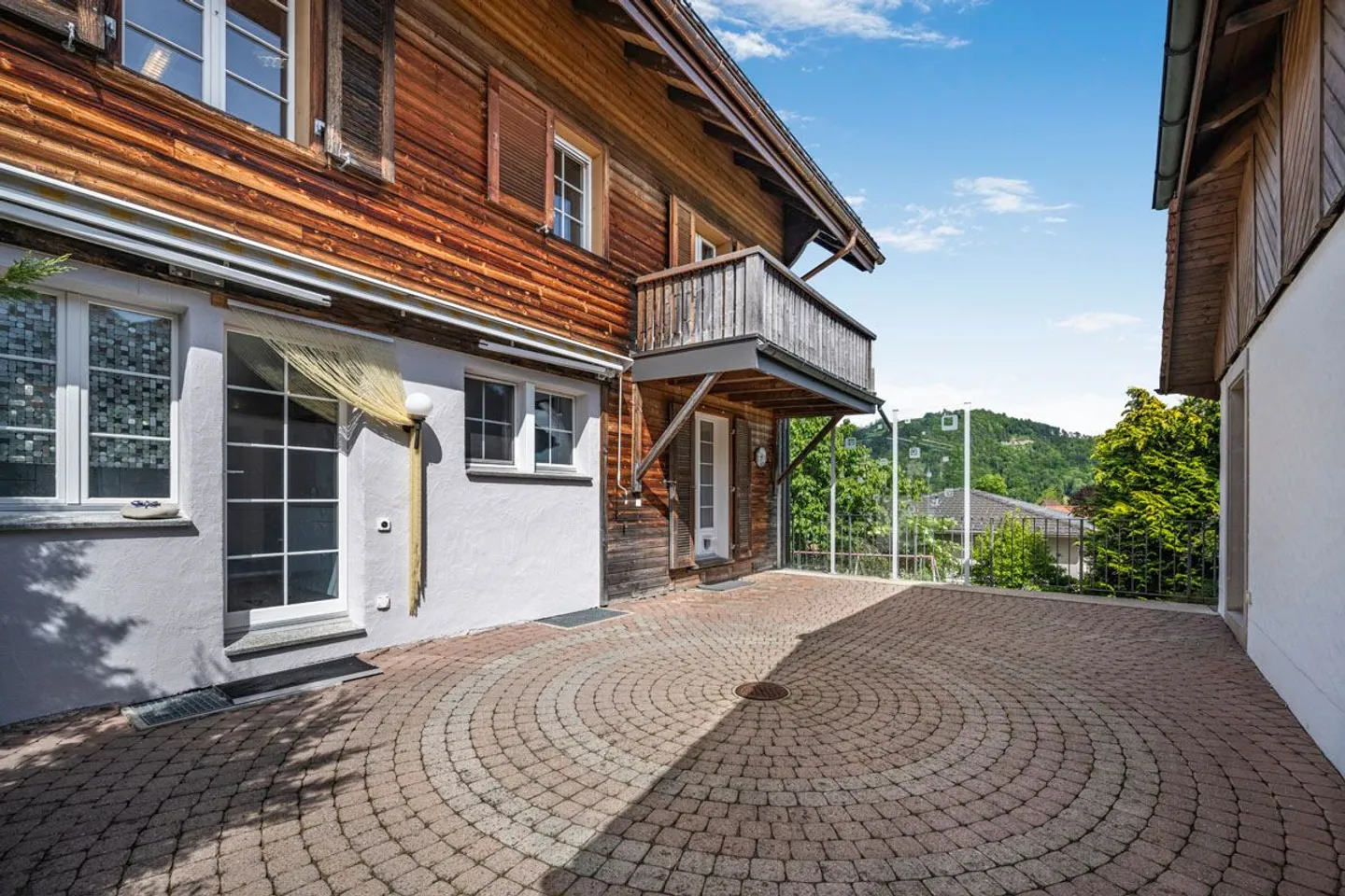 Ampia casa unifamiliare con 9 stanze a Bütschwil - Foto 2 di 13