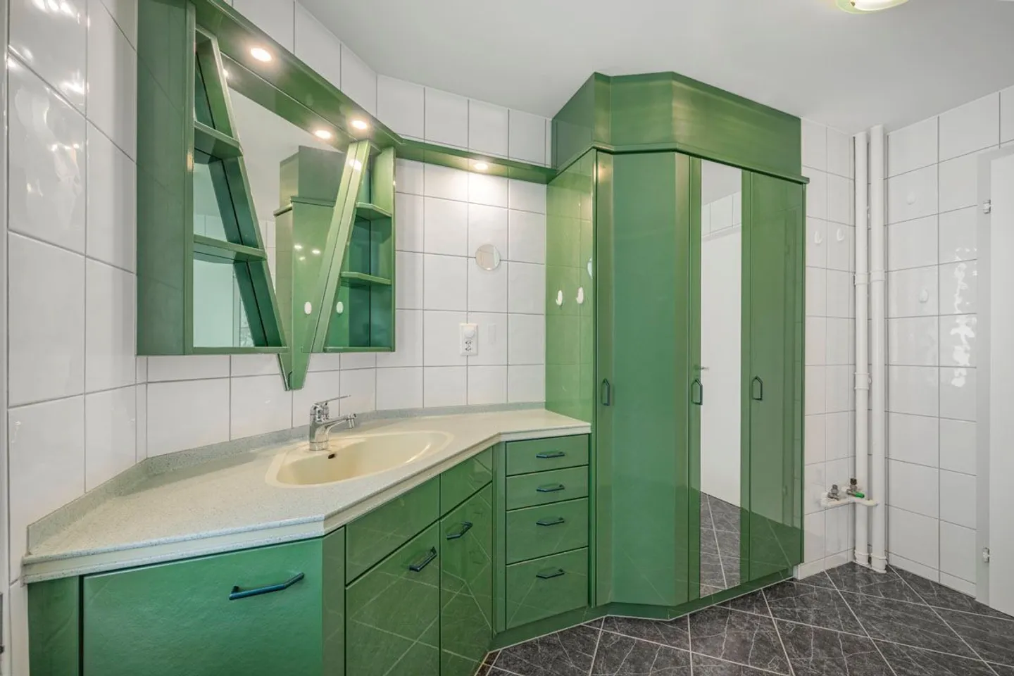 Ampia casa unifamiliare con 9 stanze a Bütschwil - Foto 7 di 13