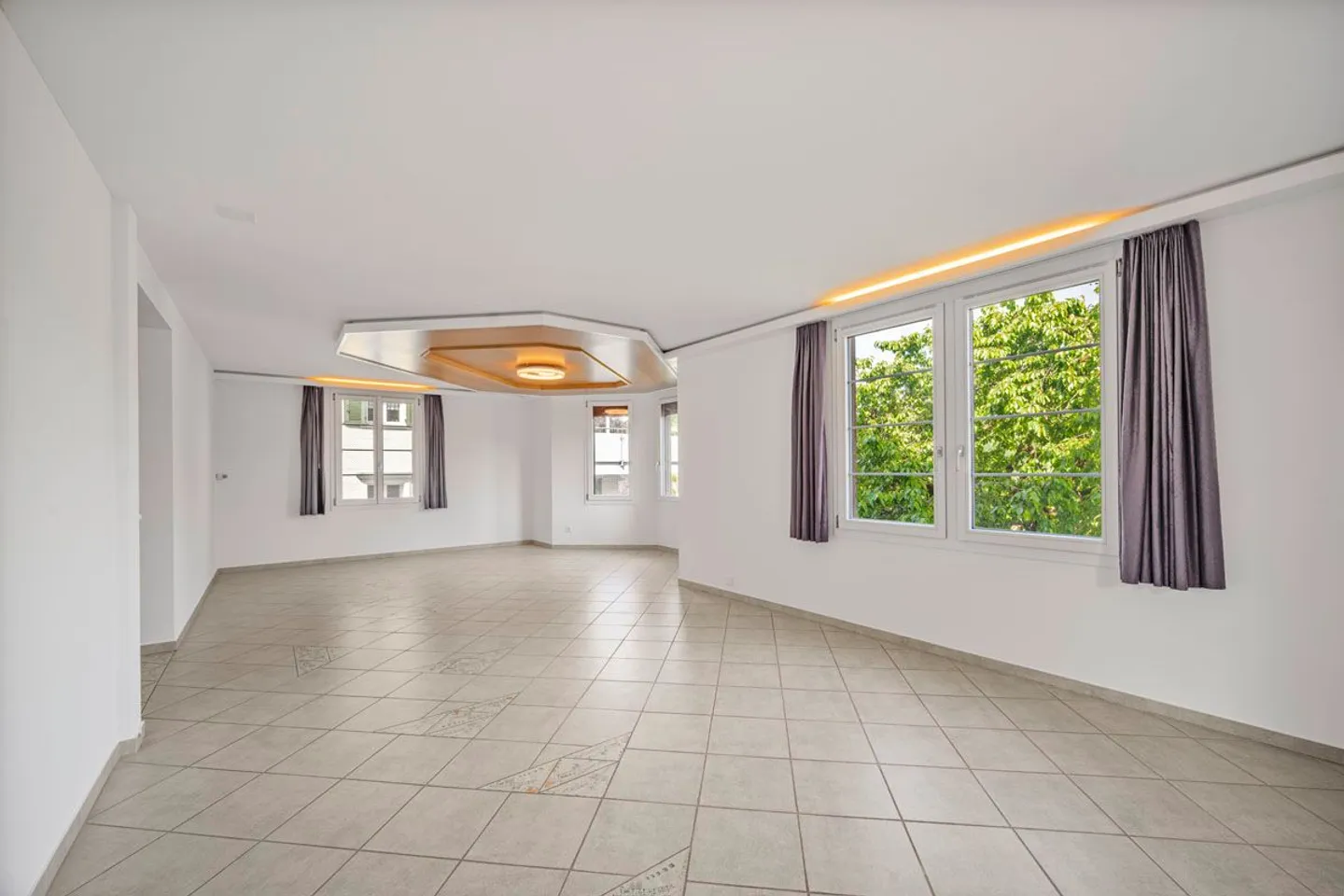 Ampia casa unifamiliare con 9 stanze a Bütschwil - Foto 4 di 13