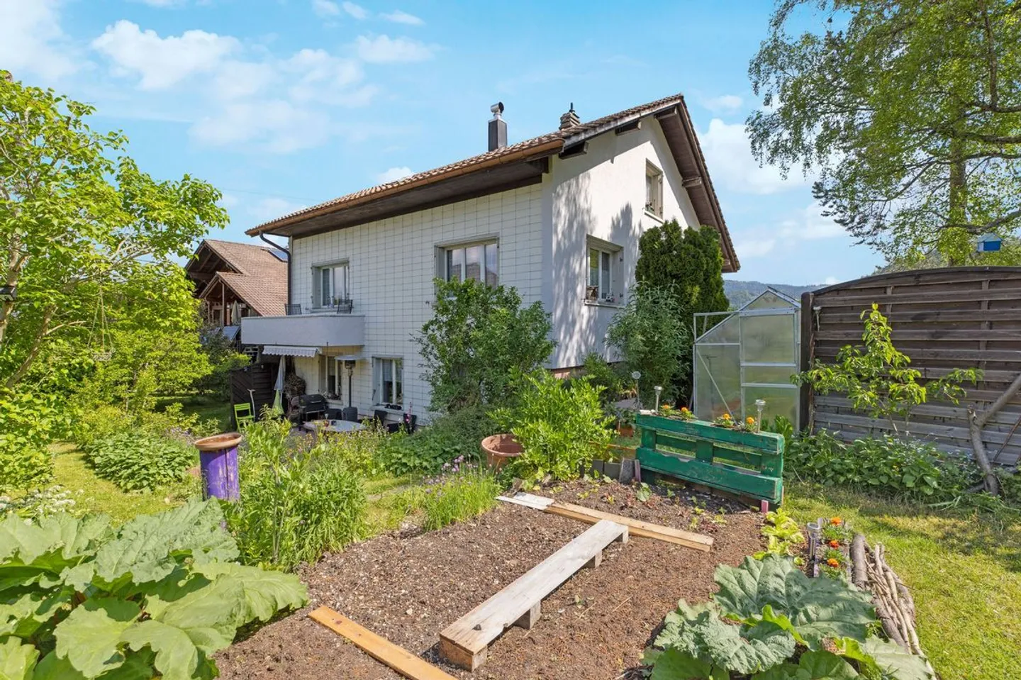 Individual villa with large independent studio and multiple possibilities on large plot - Photo 1 of 12