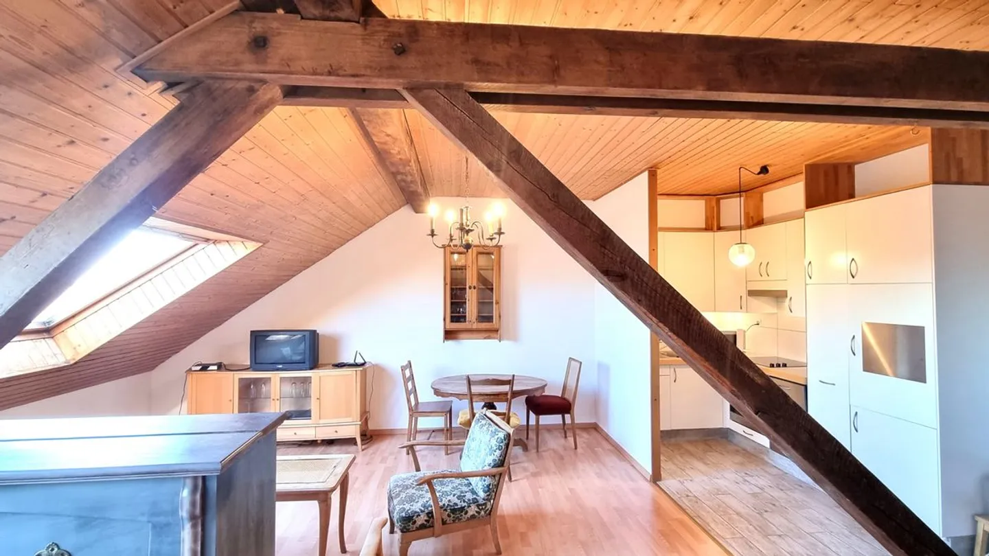 Appartement sous les combles lumineux avec poutres apparentes - Photo 6 sur 13