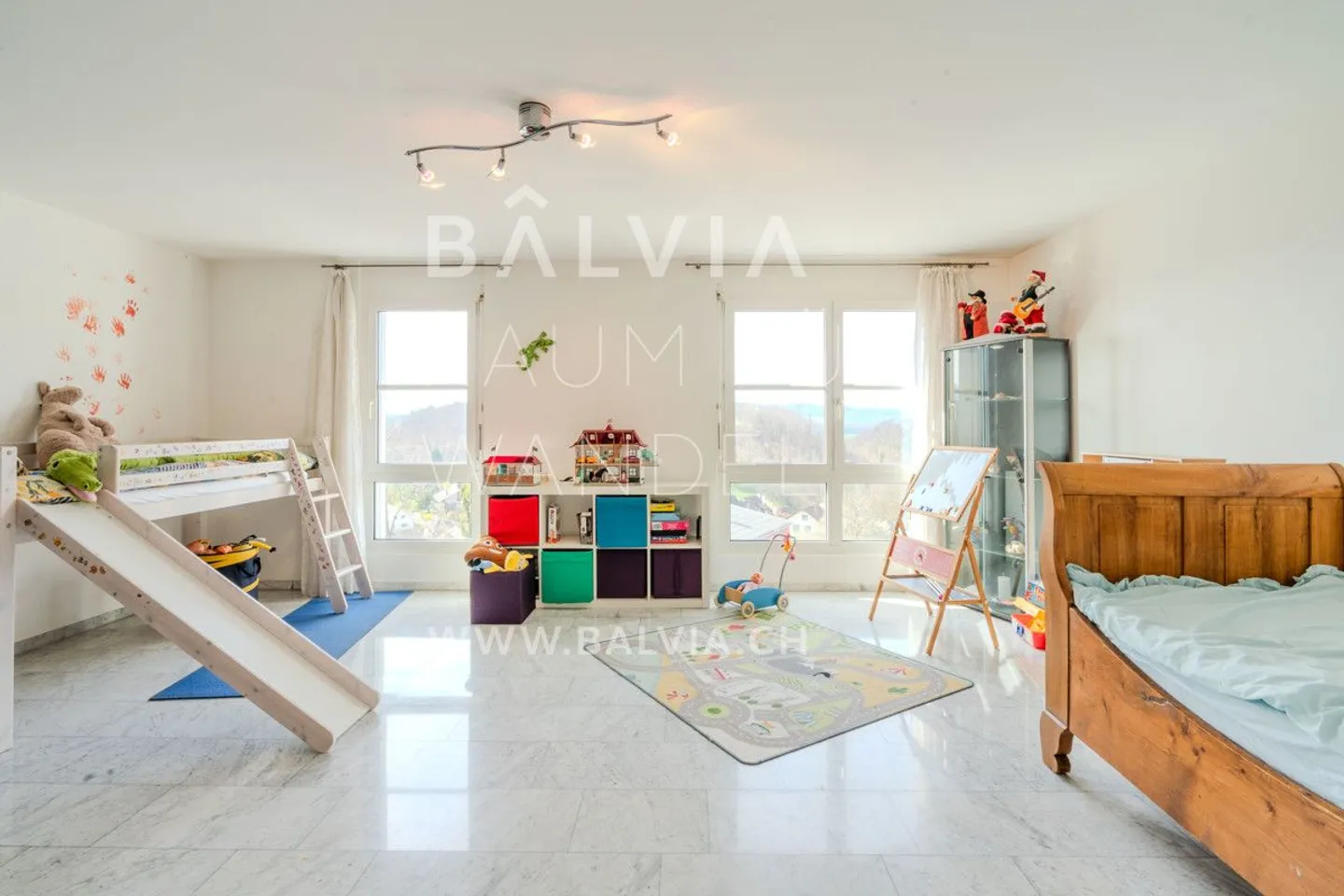 Family happiness with panoramic view - Photo 7 of 10