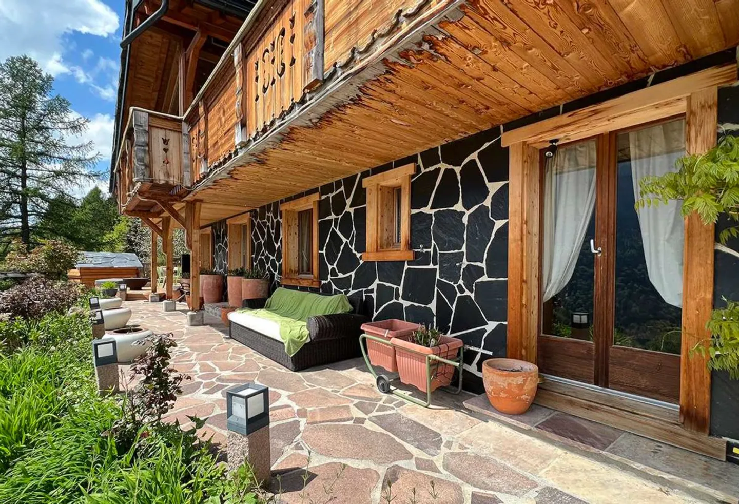 Spaziosa casa di 7 locali con vista a Salvan - Foto 4 di 13