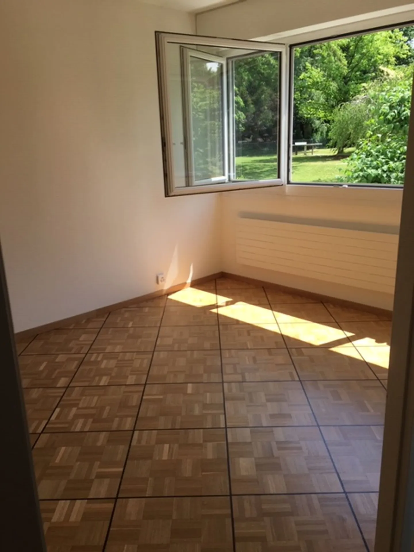 Grand appartement traversant avec beaux volumes et balcon - Photo 3 of 6
