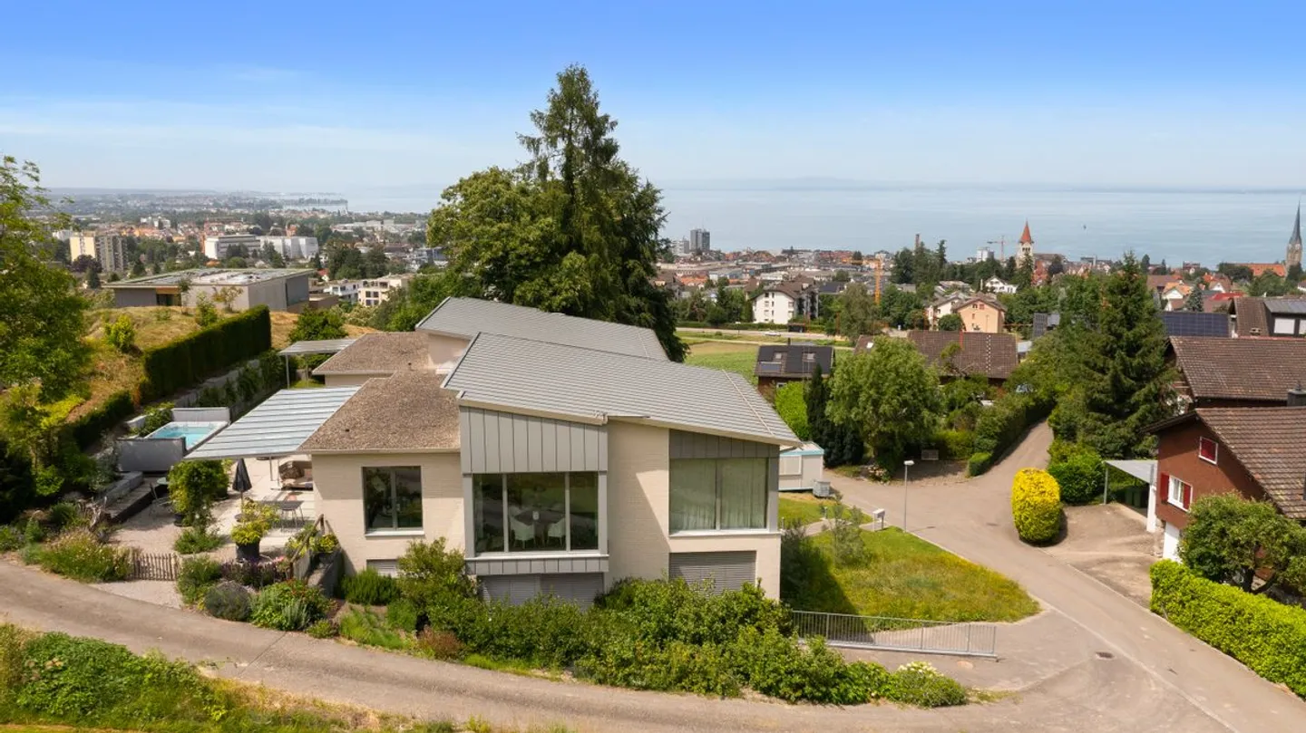 Exclusive semi-detached family house with exceptional spatial feeling - Photo 2 of 13