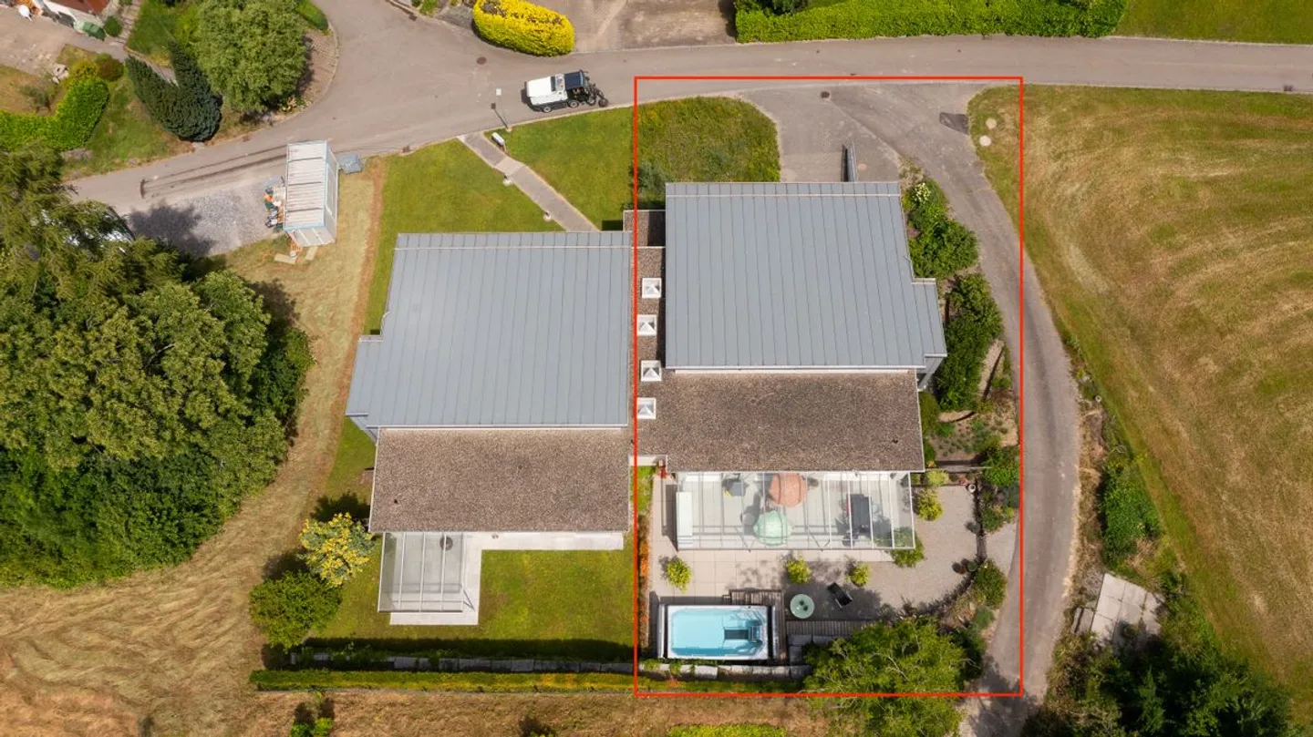 Exclusive semi-detached family house with exceptional spatial feeling - Photo 3 of 13