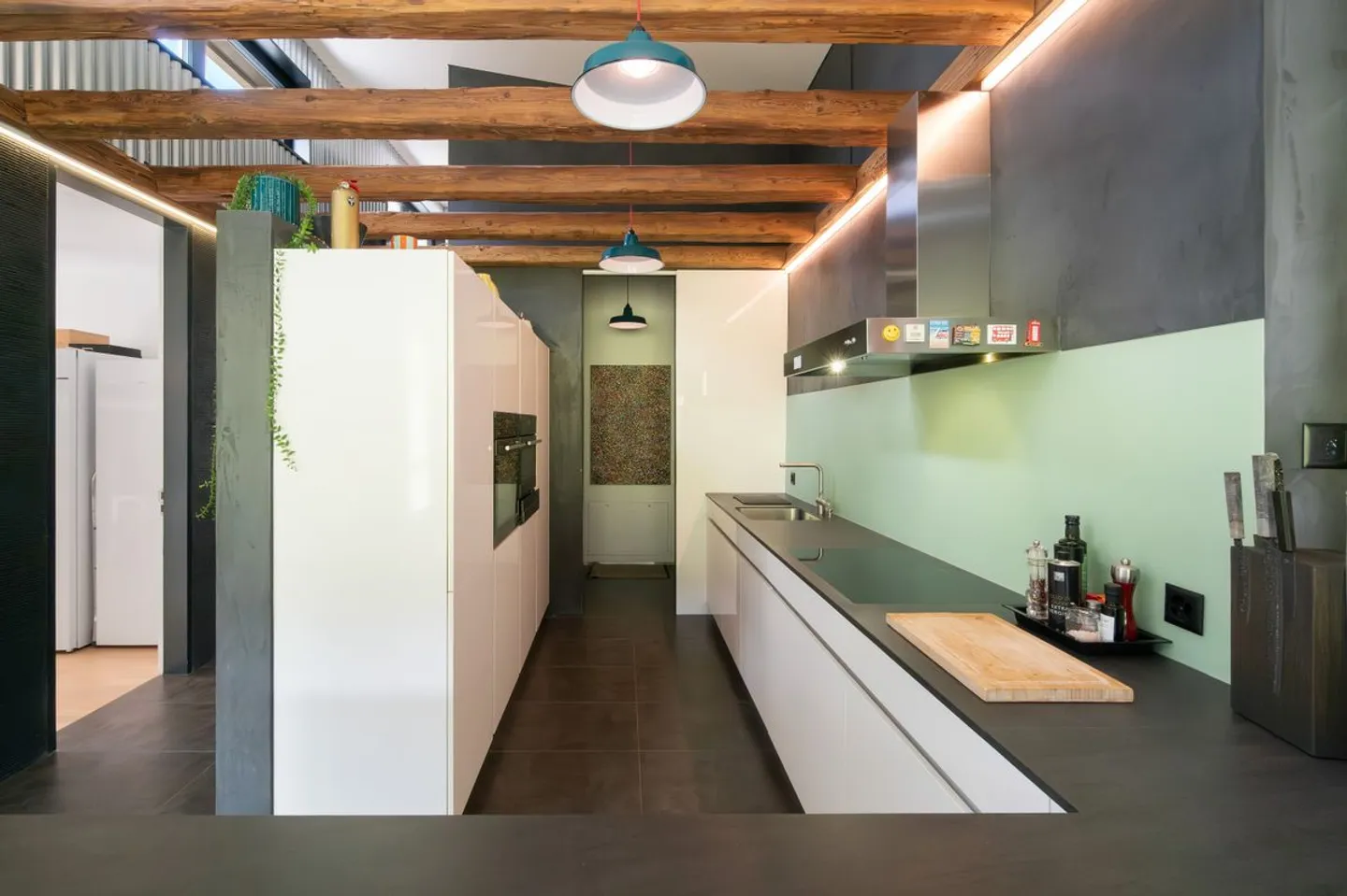 Exclusive semi-detached family house with exceptional spatial feeling - Photo 7 of 13