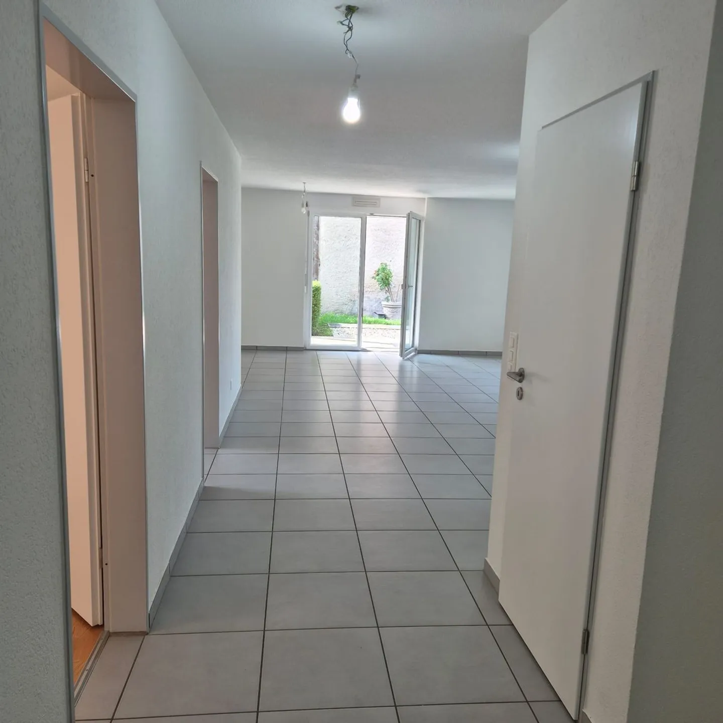 Sunny, modern 3.5 room apartment with terrace - Photo 3 of 11