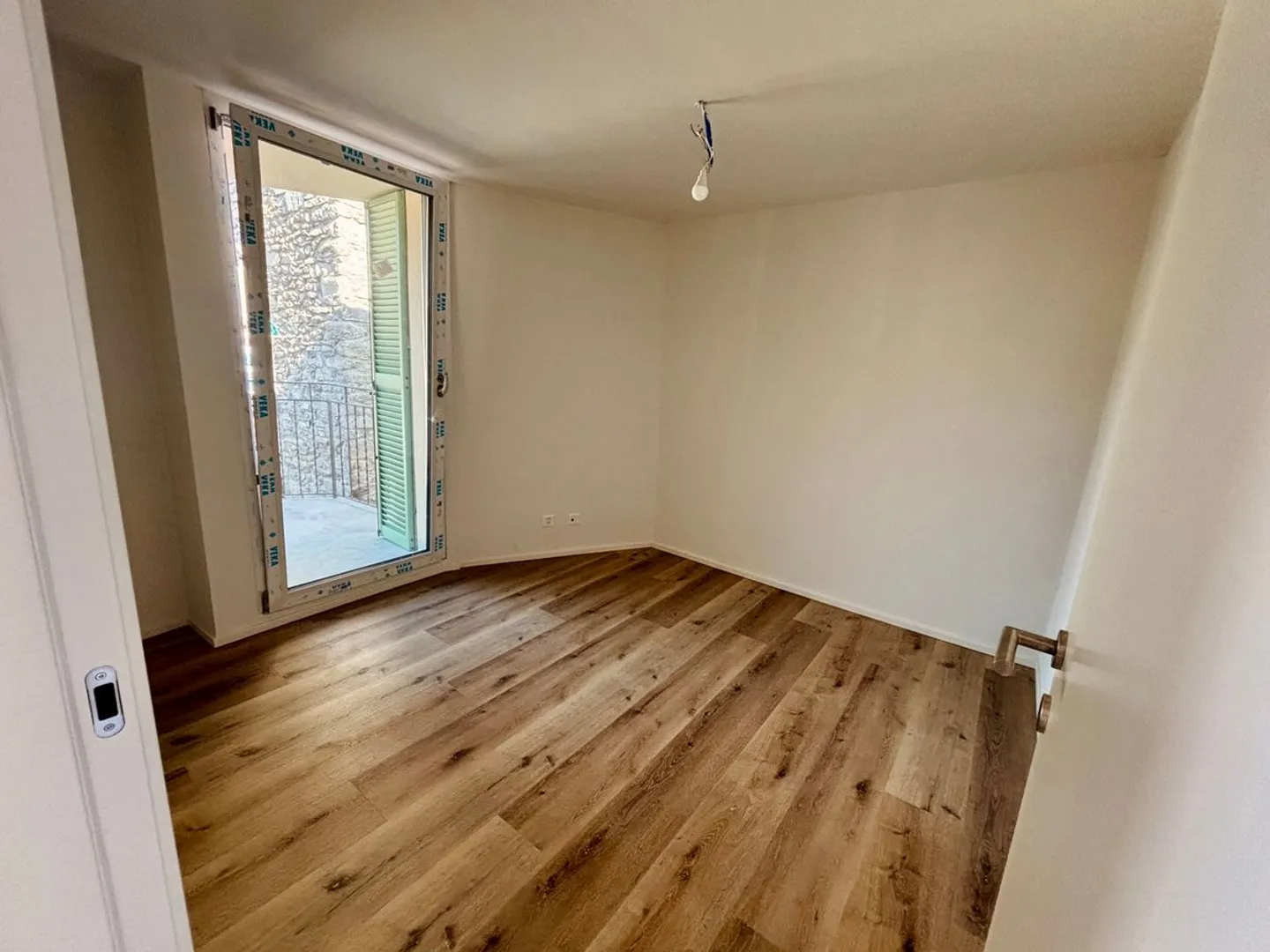 First rental: Spacious 4.5 rooms of 100 sqm completely renovated in Camignolo (Monteceneri) - Photo 3 of 7