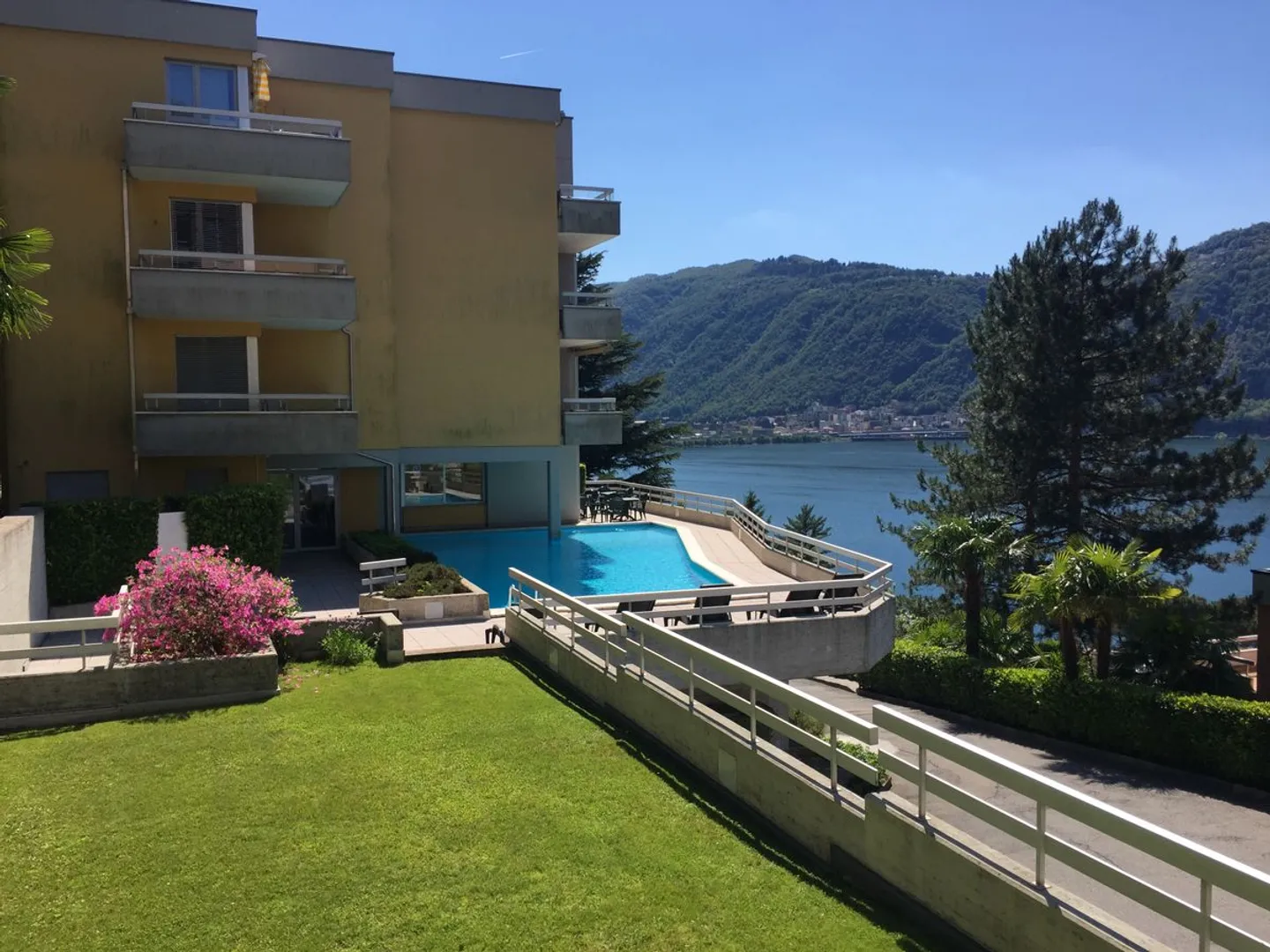 Charmant appartement de 2,5 pièces avec vue sur le lac à Bissone - Photo 1 sur 11