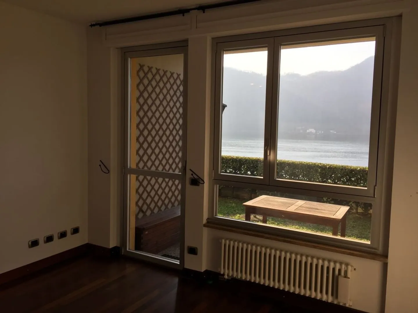 Charmant appartement de 2,5 pièces avec vue sur le lac à Bissone - Photo 4 sur 11