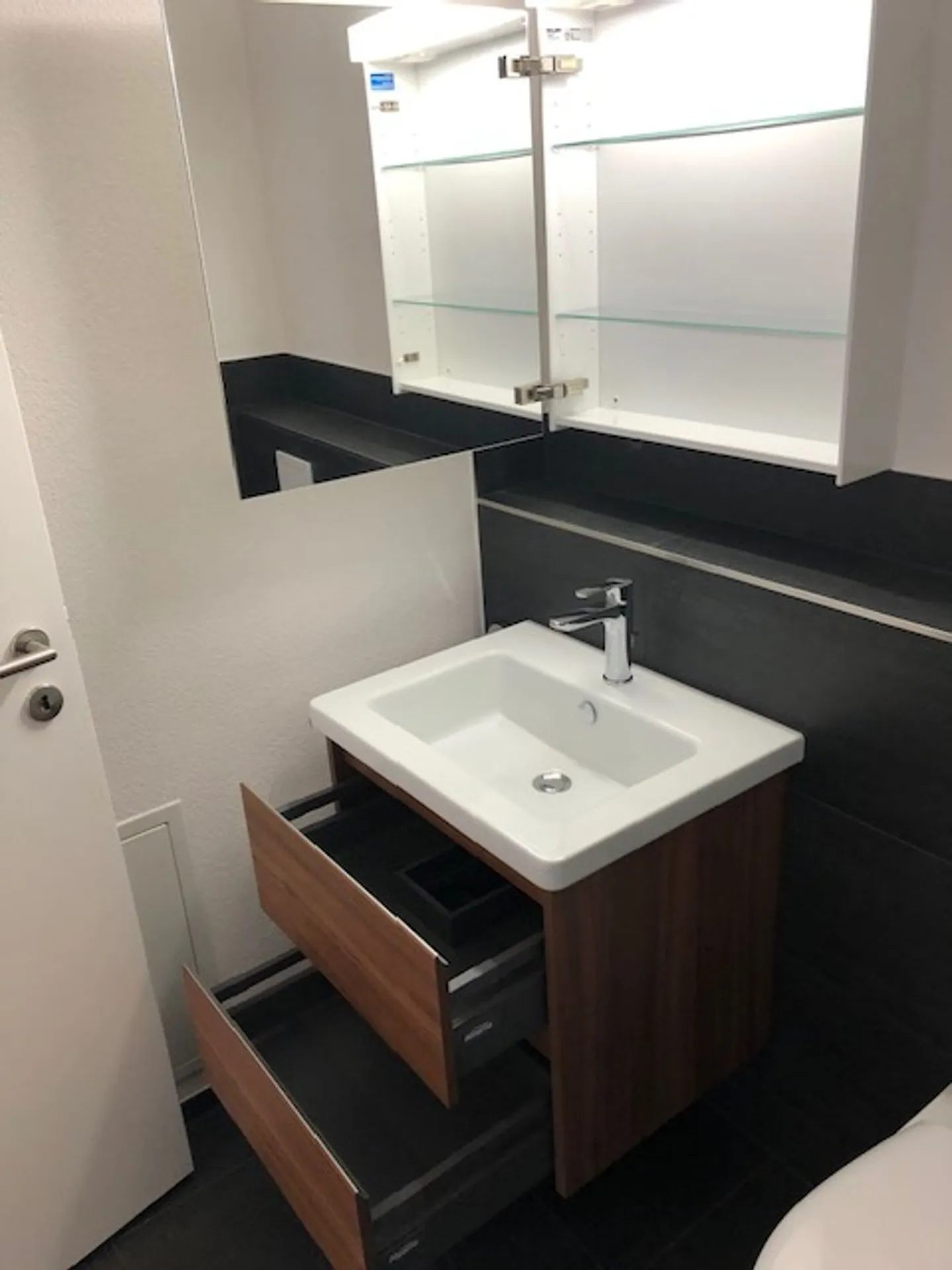 Chambre lumineuse avec salle de bain privée à louer, proche de la nature avec vue à Müllheim - Photo 3 sur 9