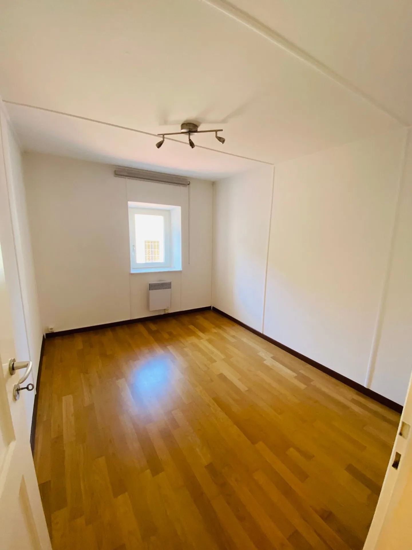 Geräumige Wohnung zur Miete mit Kamin in Lugano-Brè, 4.5 Zimmer - Foto 4 von 7