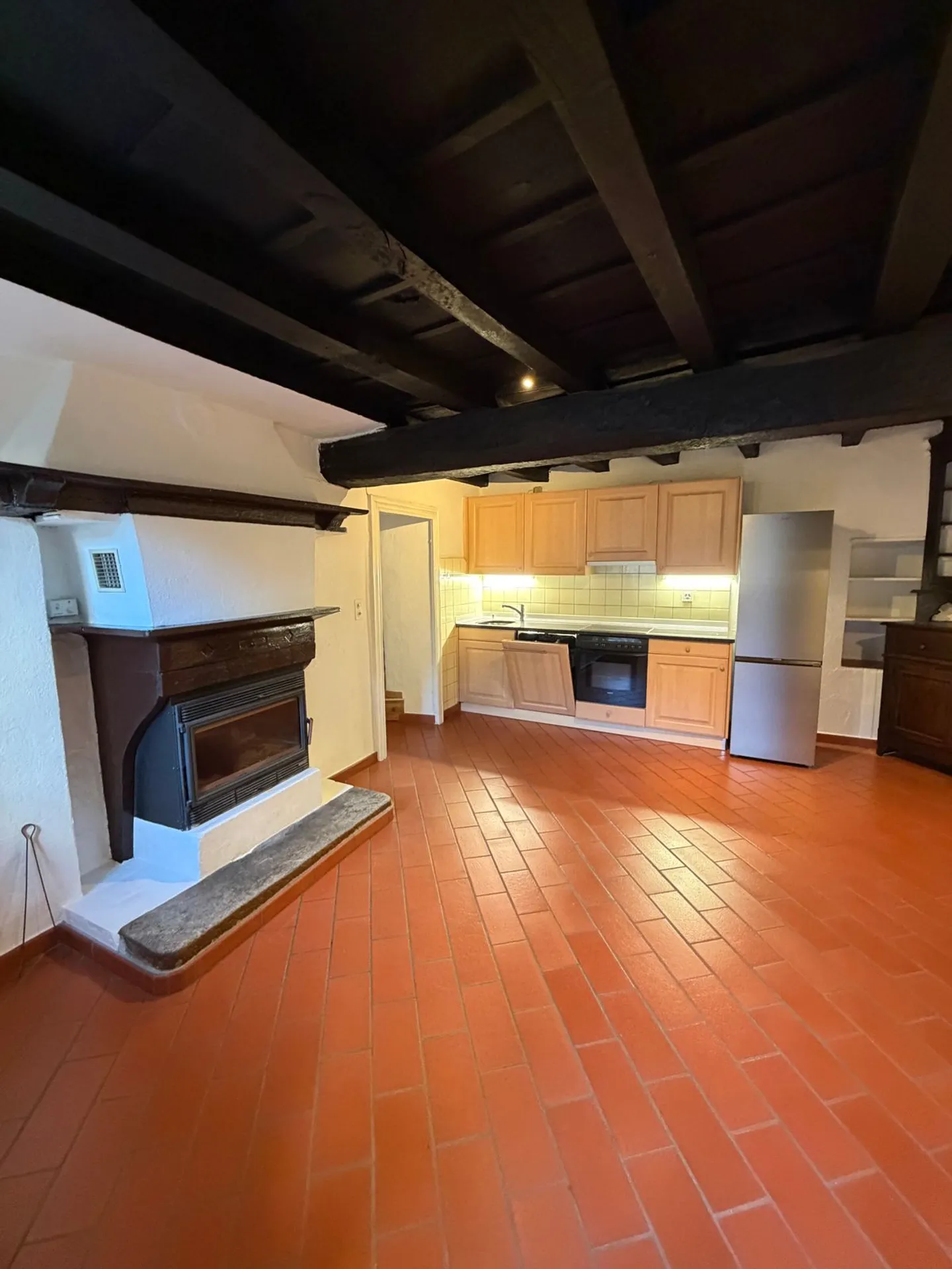 Geräumiges Haus zur Miete mit Kamin in Lugano-Brè, 4.5 Zimmer - Foto 2 von 11