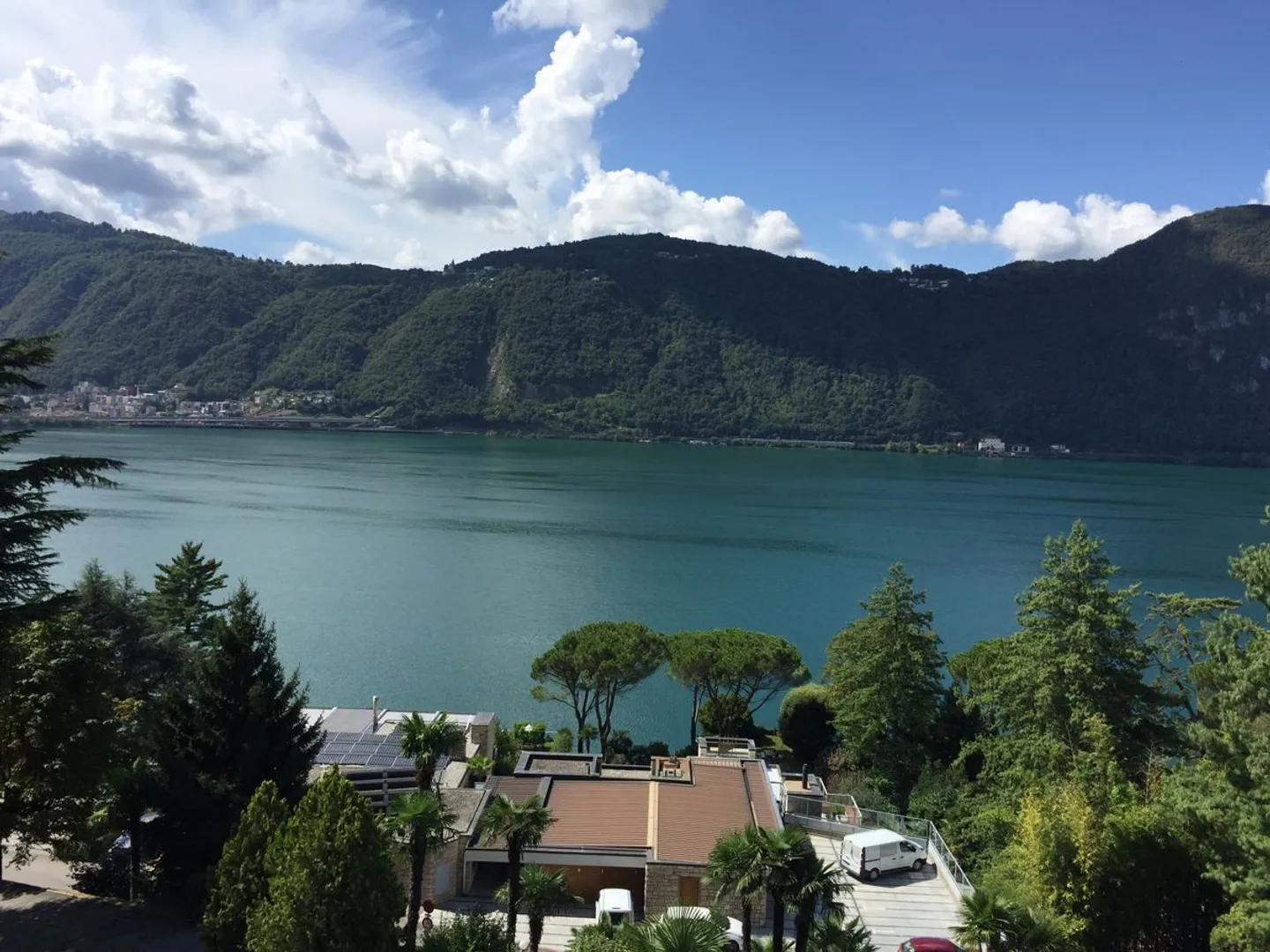 Charmant appartement de 2,5 pièces avec vue sur le lac à Bissone - Photo 2 sur 11