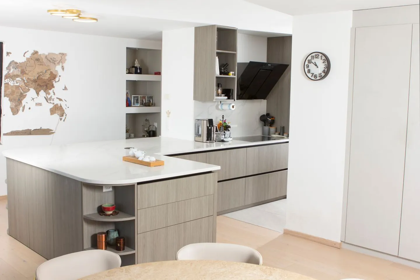 Modern Apartment with Terrace - Photo 3 of 8