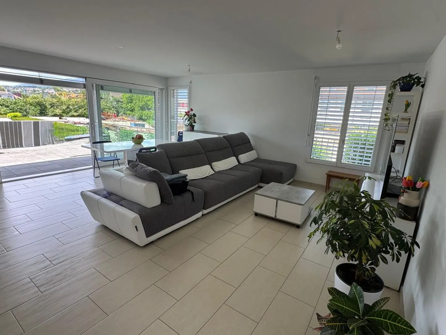 Appartamento moderno di 3,5 locali a Yverdon-les-Bains + posto auto sotterraneo - Foto 1 di 7
