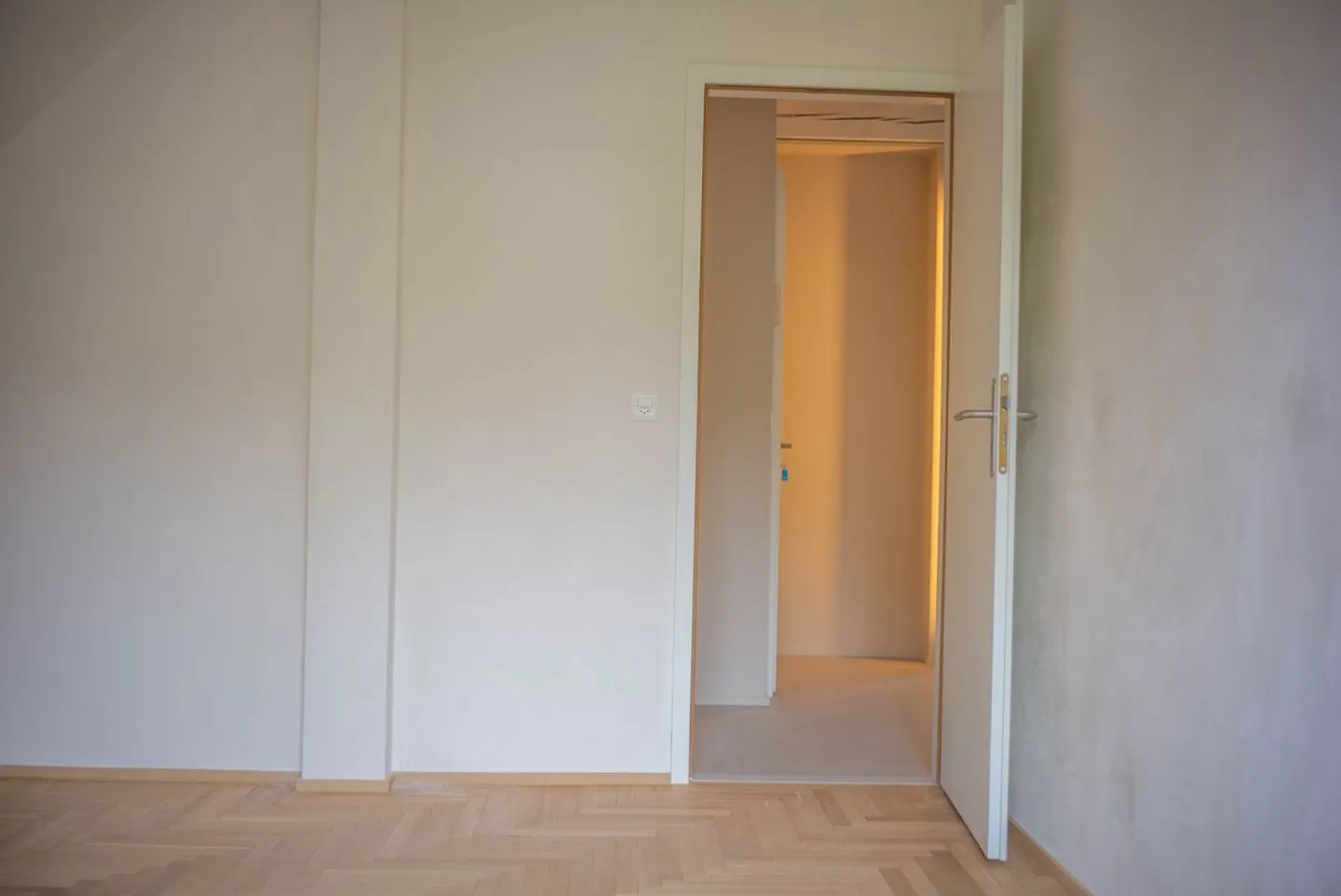 Lichtdurchflutete 3,5-Zimmer-Dachwohnung mit See- und Alpenaussicht in Thalwil - Foto 6 di 10
