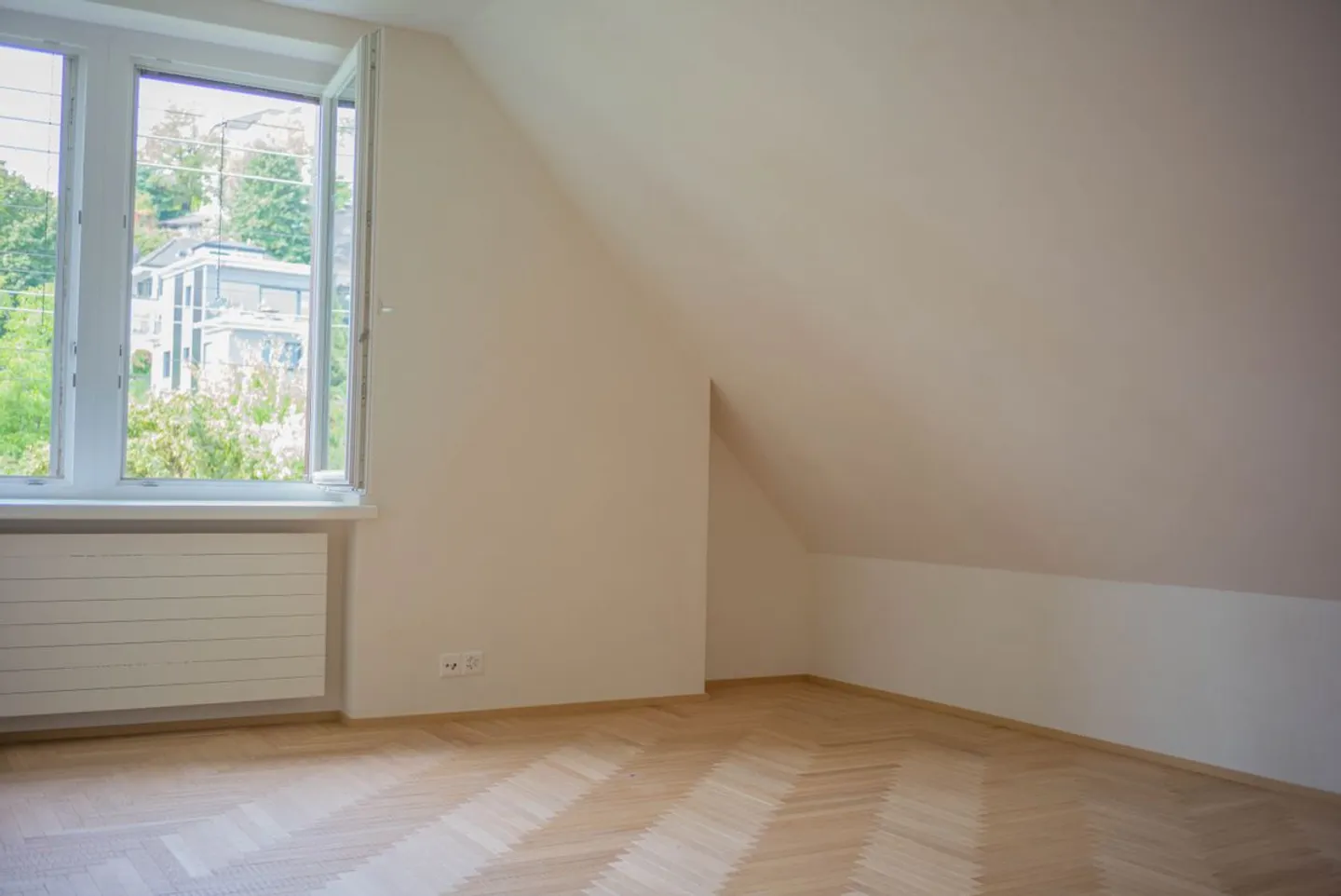 Lichtdurchflutete 3,5-Zimmer-Dachwohnung mit See- und Alpenaussicht in Thalwil - Foto 4 di 10