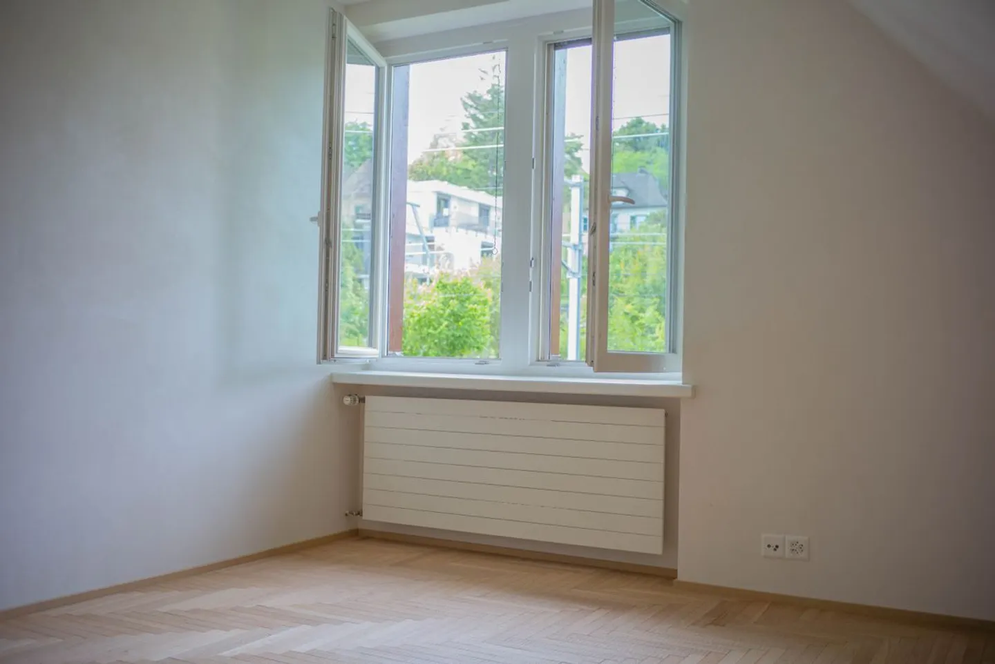 Lichtdurchflutete 3,5-Zimmer-Dachwohnung mit See- und Alpenaussicht in Thalwil - Foto 5 di 10