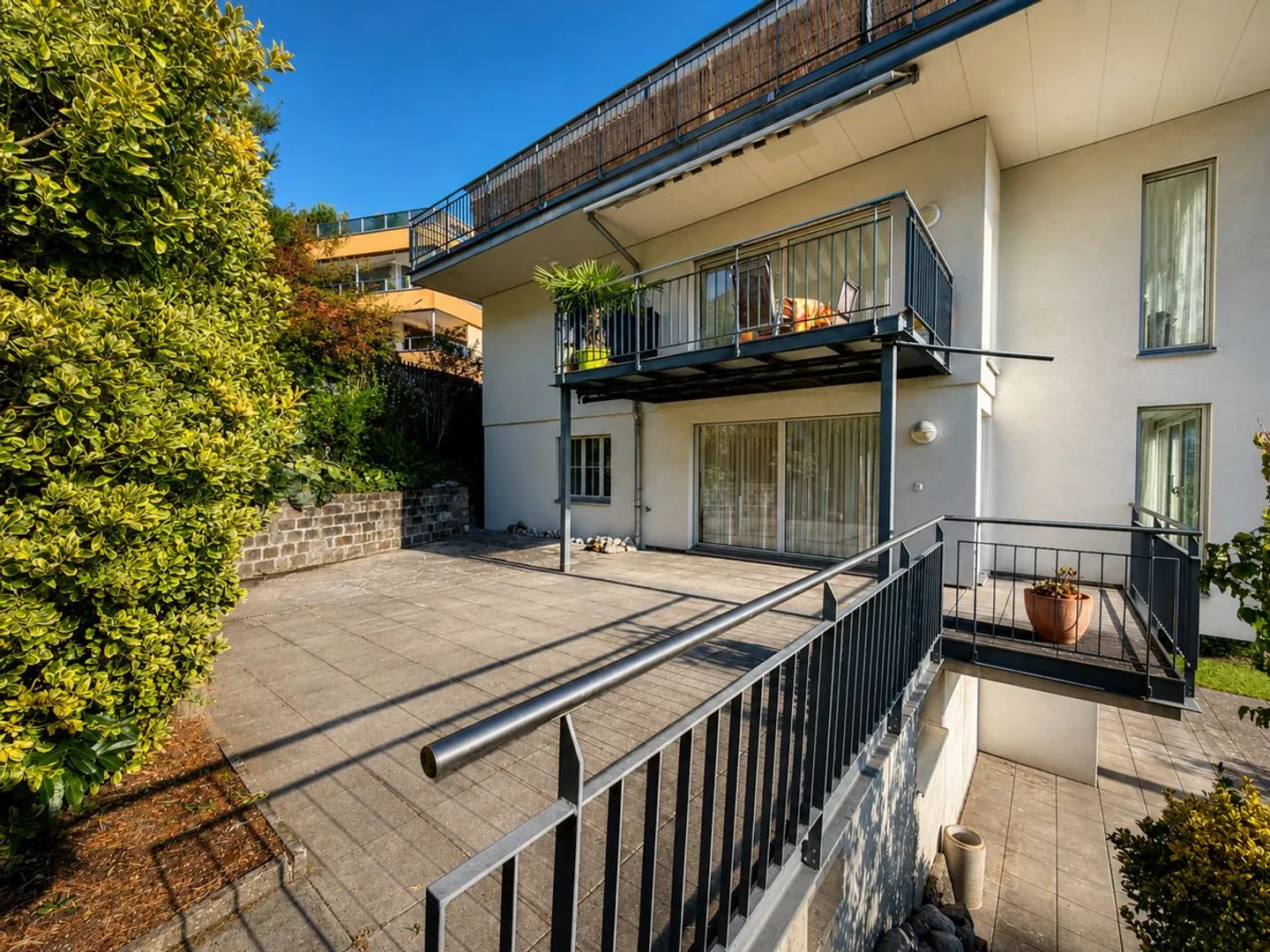 Well-maintained multi-family house with a wide view - Photo 8 of 10