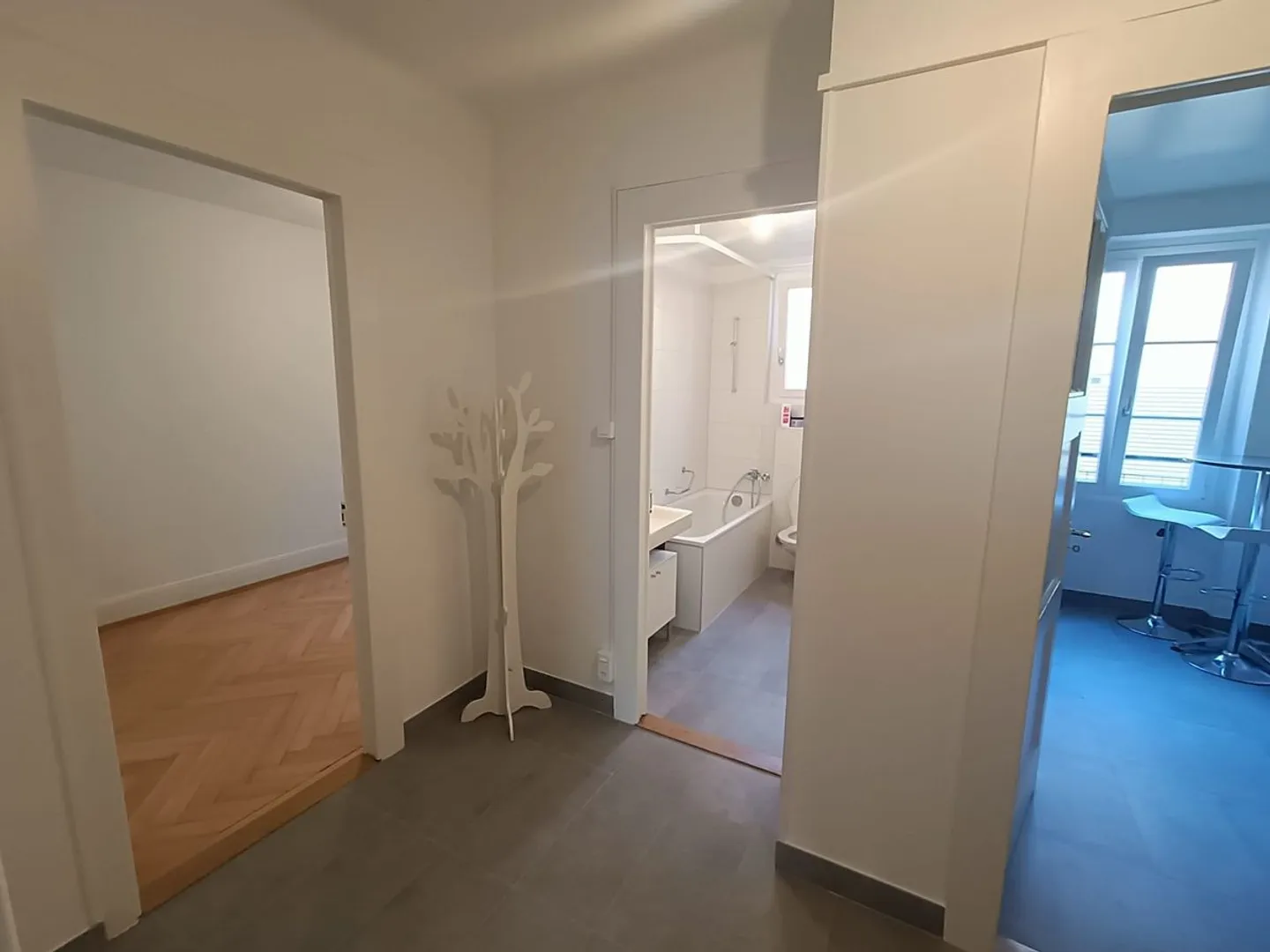 Available from 01.11.26 - Rent a room in a charming fully renovated apartment in Lausanne - Photo 10 of 11