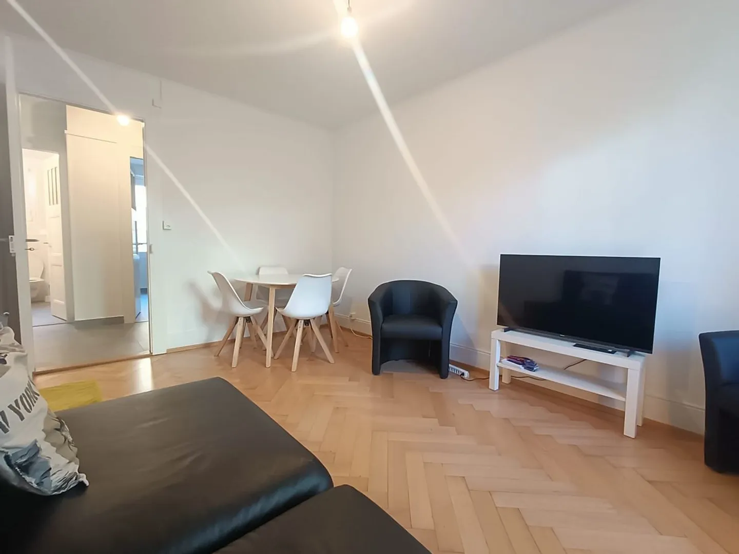 Available from 01.11.26 - Rent a room in a charming fully renovated apartment in Lausanne - Photo 5 of 11