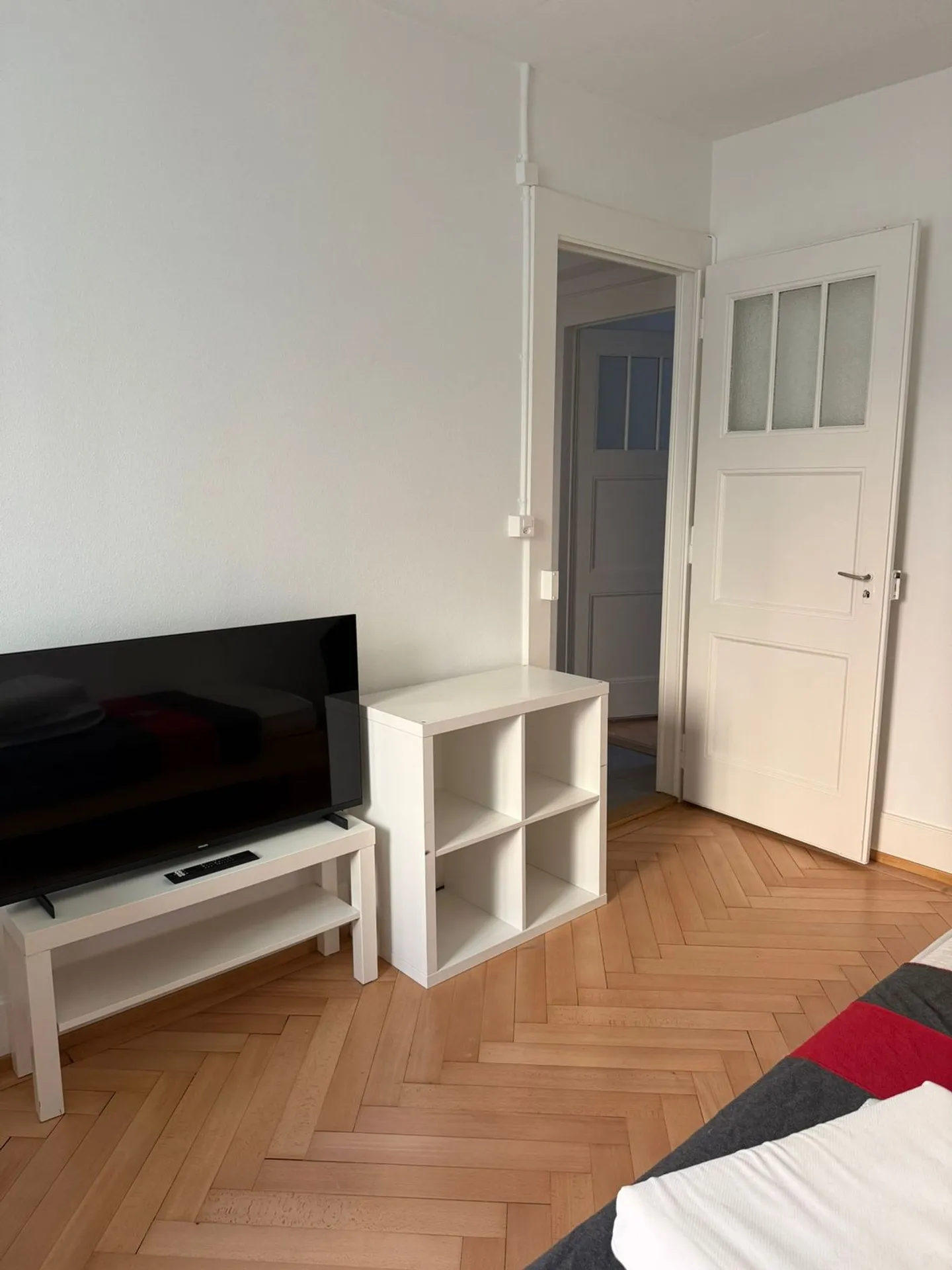 Available from 01.11.26 - Rent a room in a charming fully renovated apartment in Lausanne - Photo 4 of 11