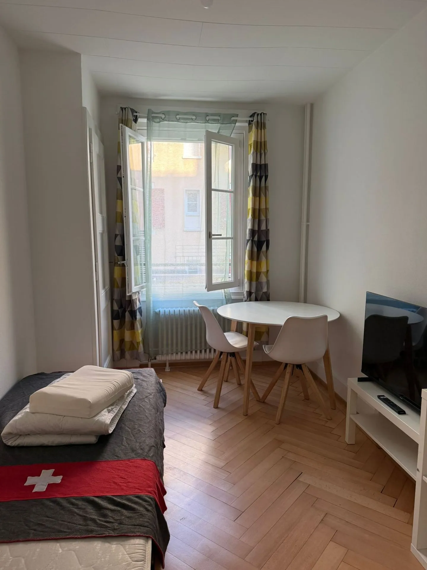 Available from 01.11.26 - Rent a room in a charming fully renovated apartment in Lausanne - Photo 3 of 11