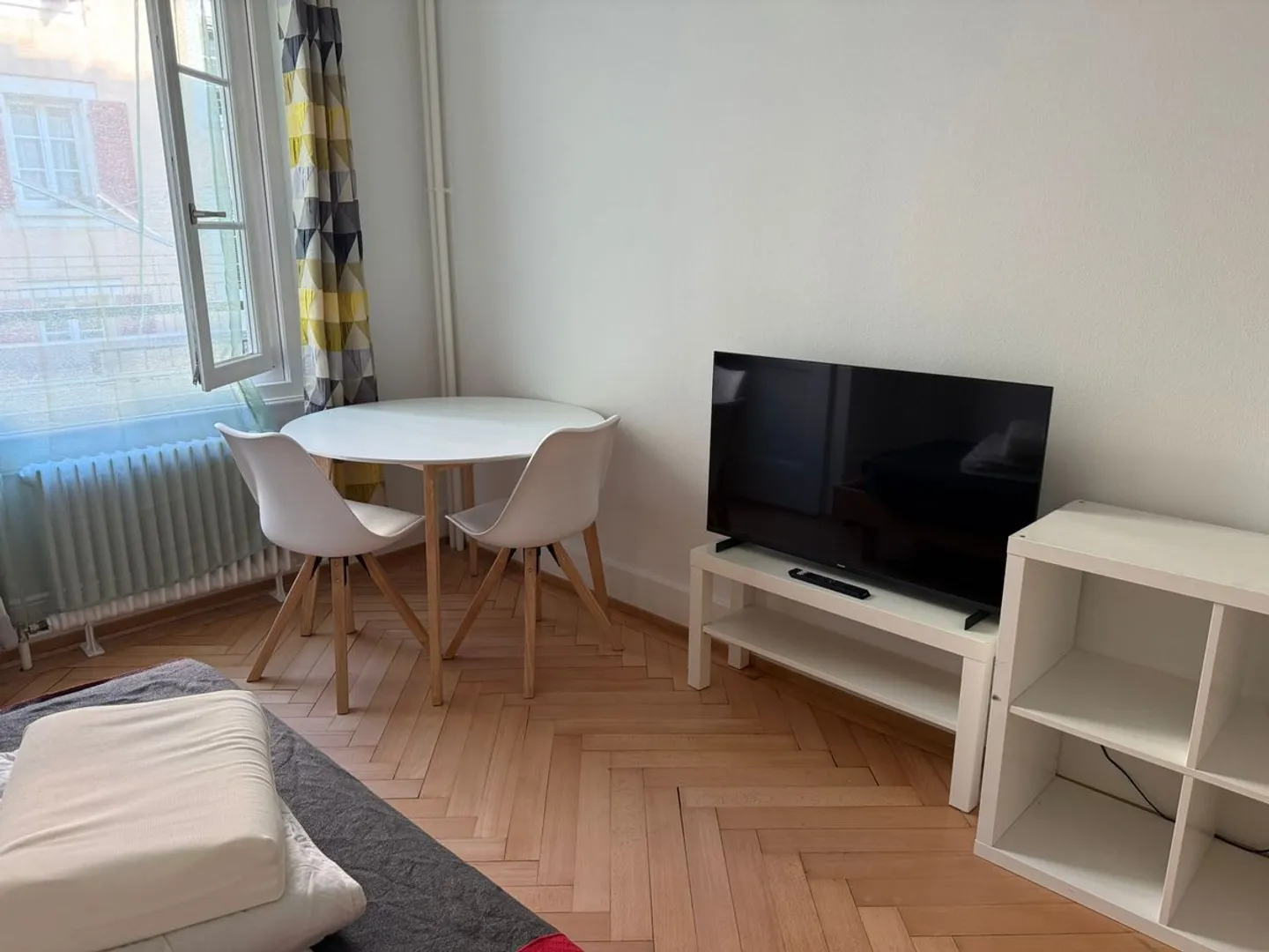 Available from 01.11.26 - Rent a room in a charming fully renovated apartment in Lausanne - Photo 2 of 11