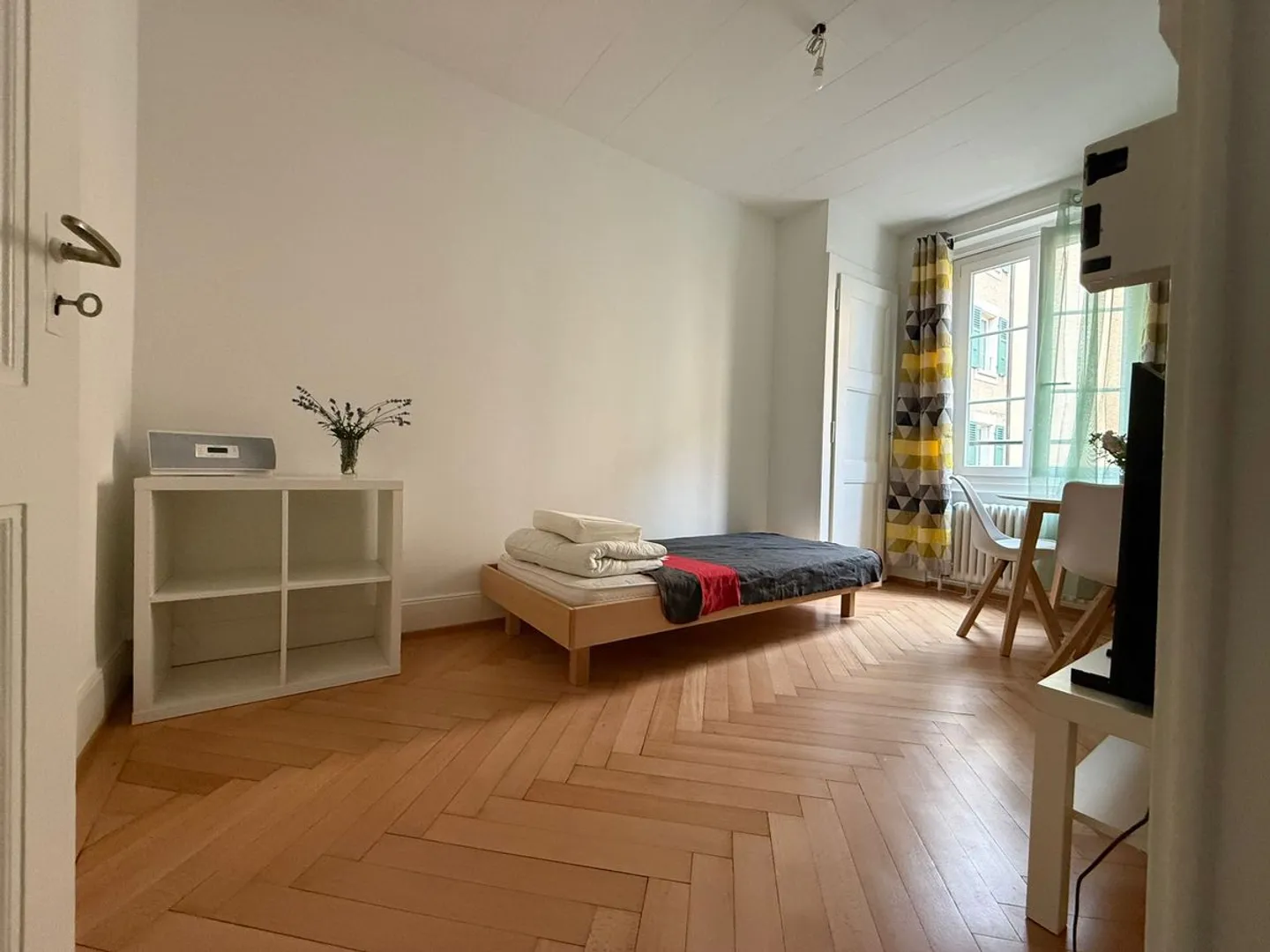 Available from 01.11.26 - Rent a room in a charming fully renovated apartment in Lausanne - Photo 1 of 11