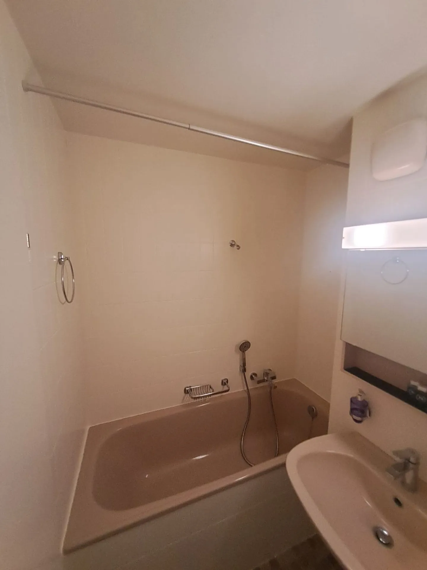 Charmant appartement meublé de 2,5 pièces avec grande terrasse et vue dégagée - Saint-Cergue - Foto 7 di 10
