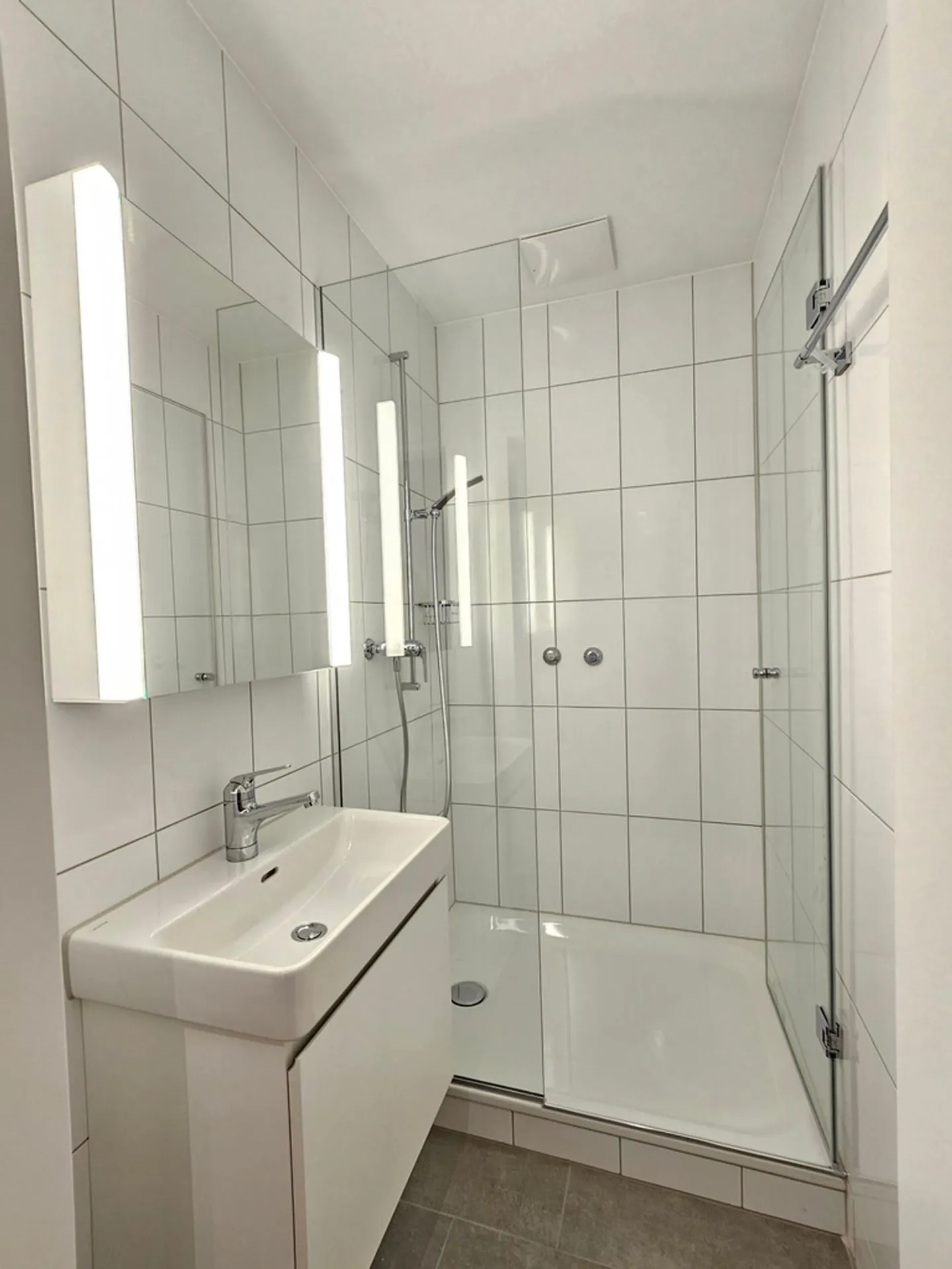 Flatmate wanted: bright room in a renovated 3-room apartment, Zurich-Oerlikon - Foto 3 von 9