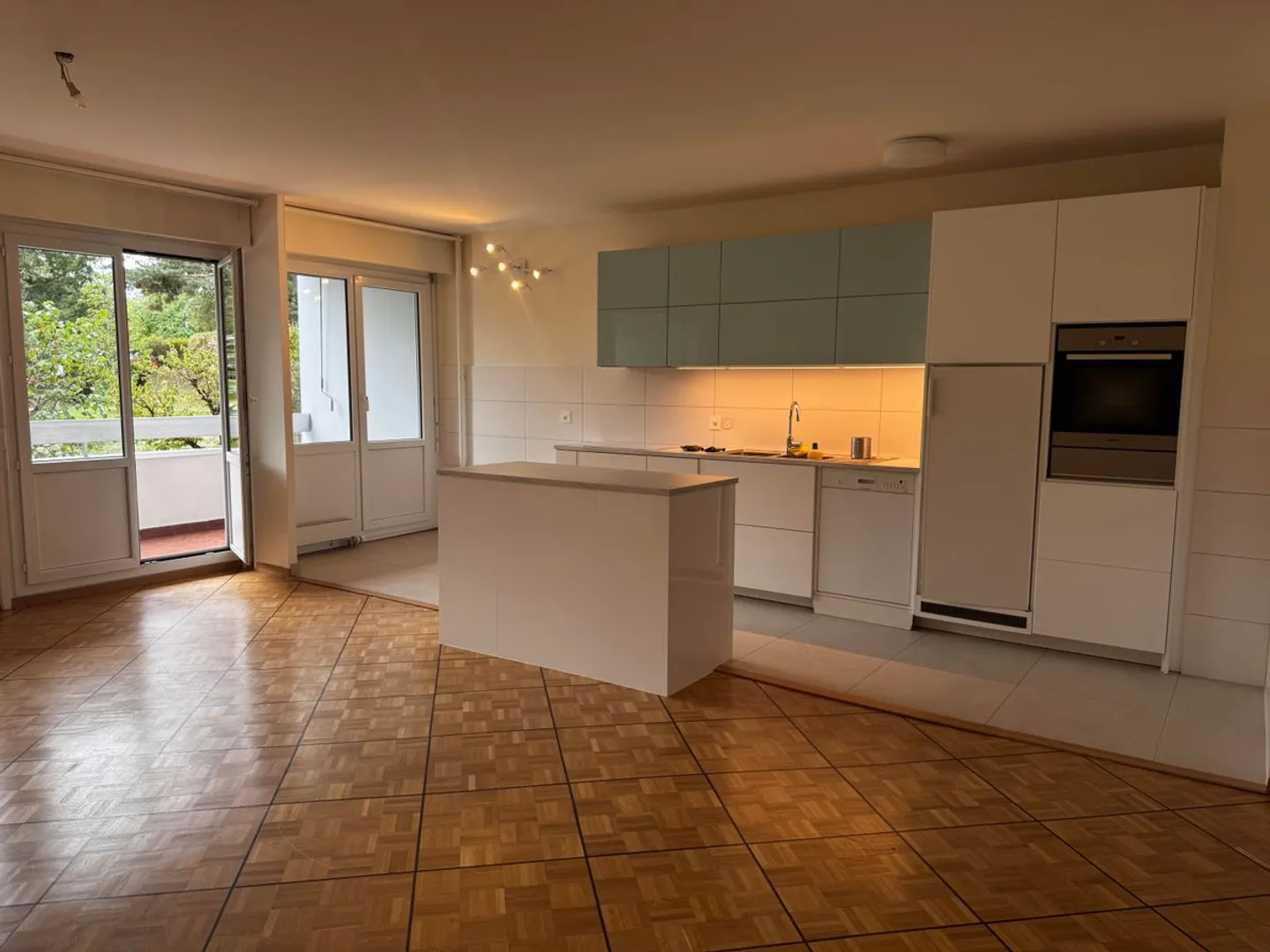 Grand appartement traversant avec beaux volumes et balcon - Photo 1 of 6