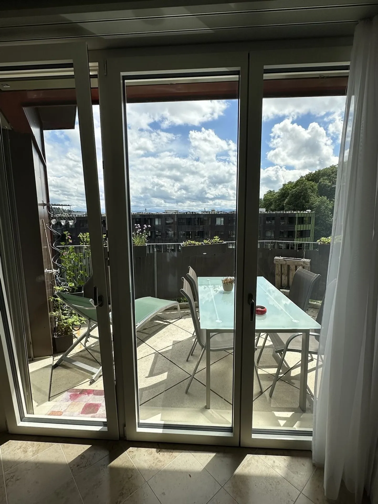 Bright furnished 3-person shared room with a view in Zurich for rent - Photo 5 of 6