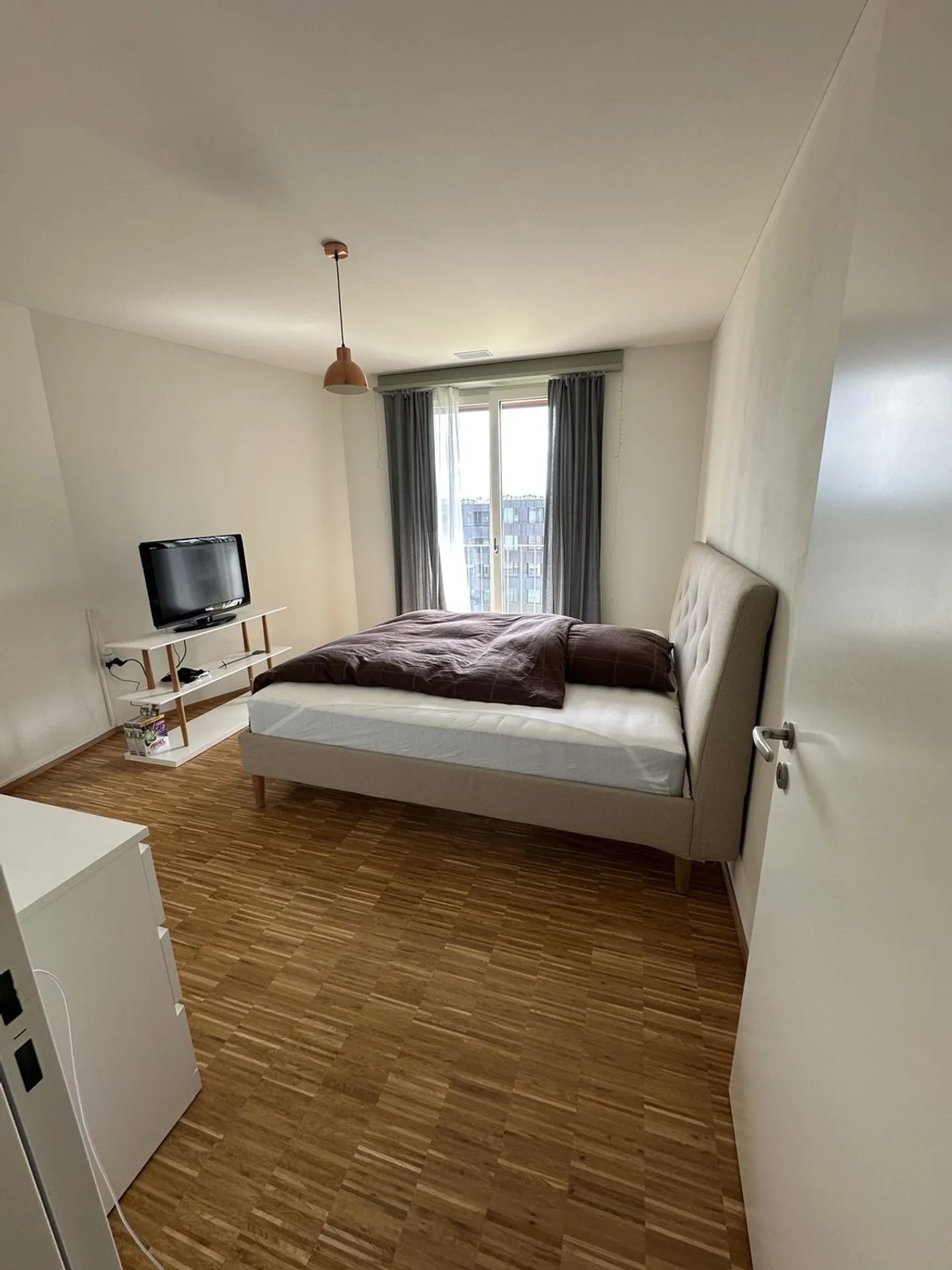 Bright furnished 3-person shared room with a view in Zurich for rent - Photo 1 of 6