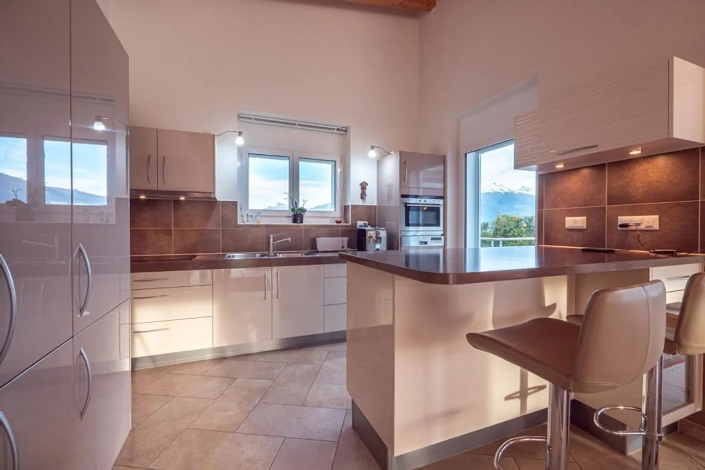 Geräumiges Haus mit Aussicht in Savièse, 5,5 Zimmer - Foto 3 von 8